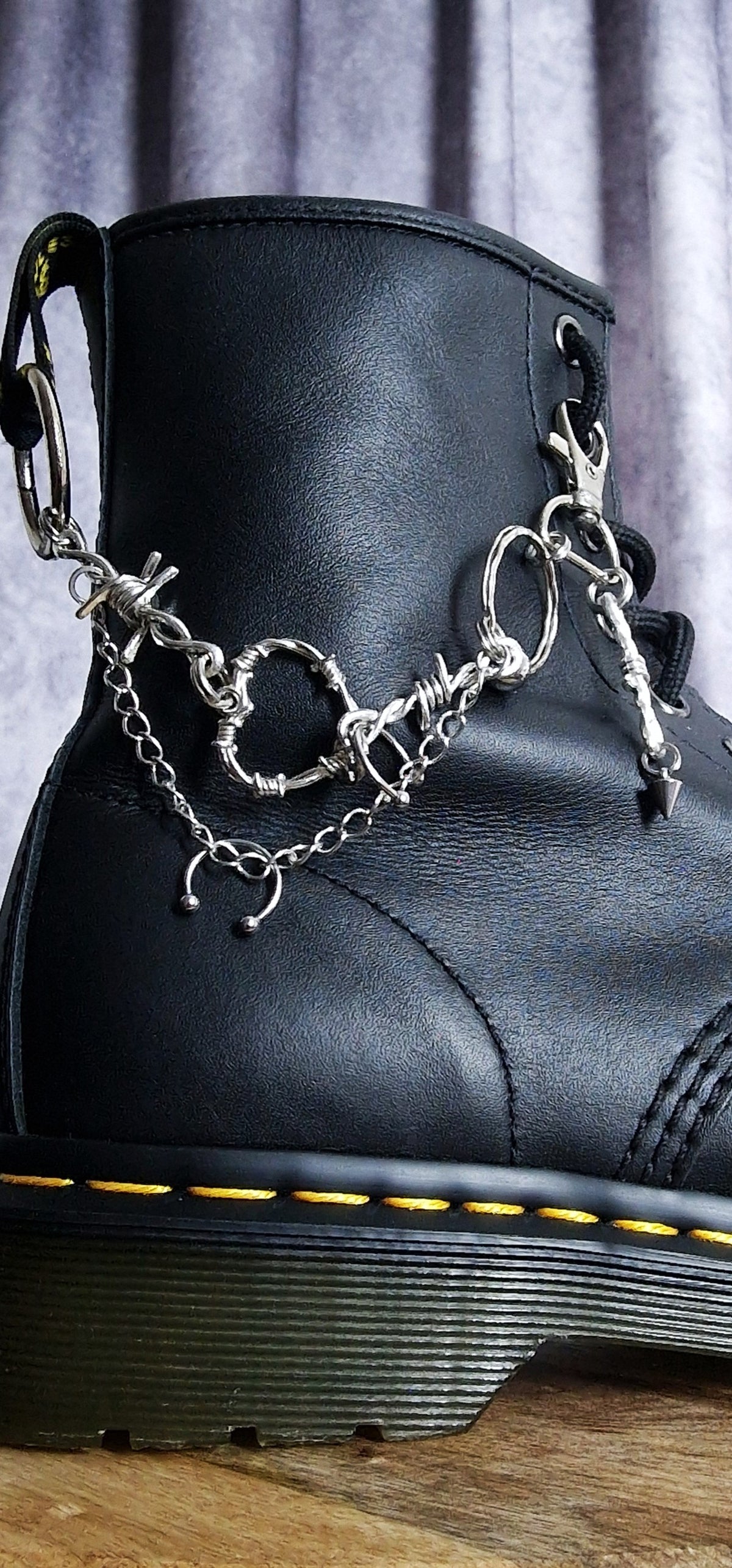Bijoux chaînes sur brides arrière et lacets - Coeur Punk