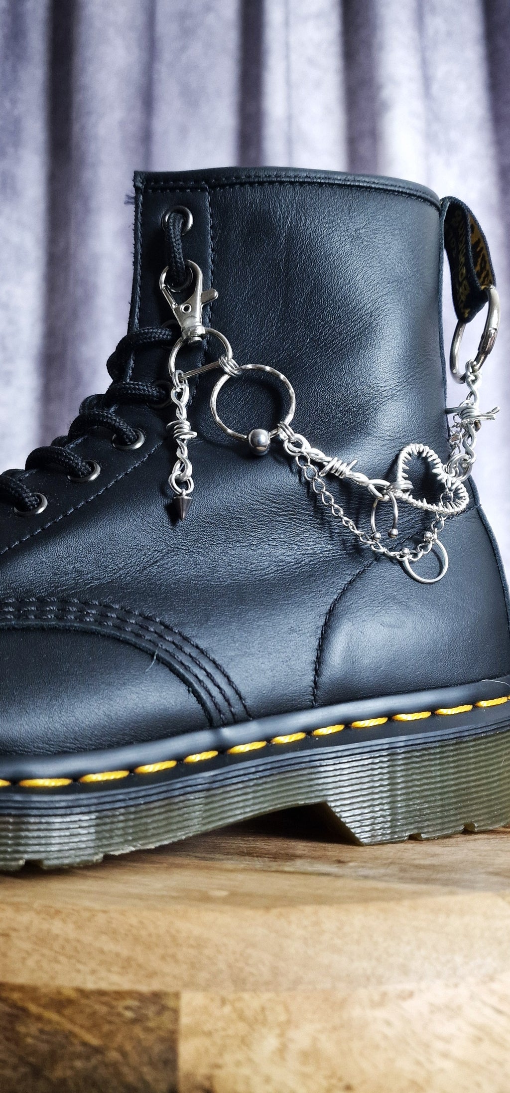 Bijoux chaînes sur brides arrière et lacets - Coeur Punk