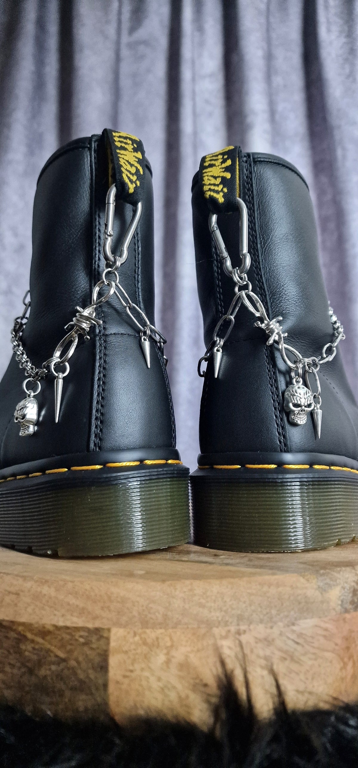 Bijoux chaînes sur brides arrière et lacets - Crâne mousqueton & barbelé punk