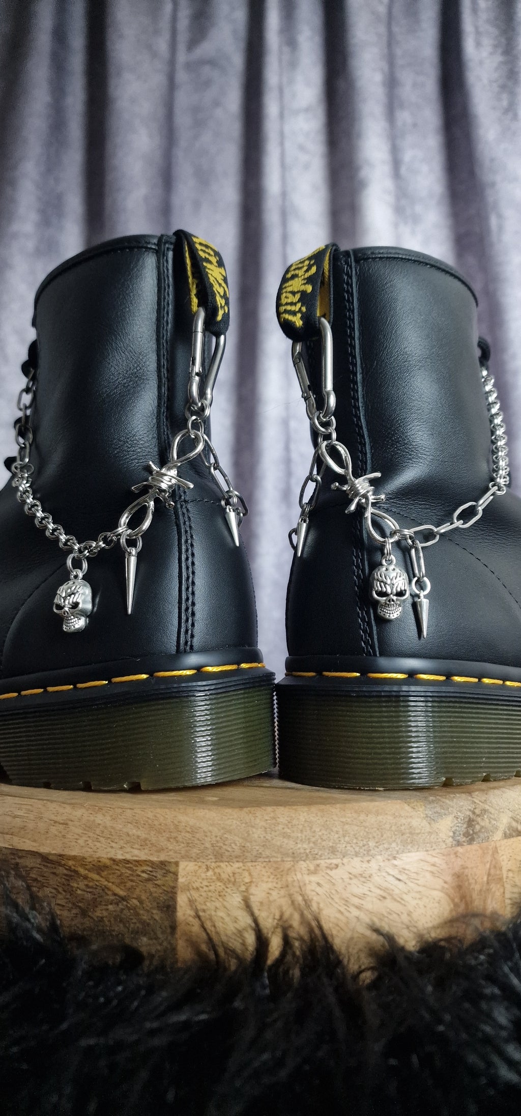 Bijoux chaînes sur brides arrière et lacets - Crâne mousqueton & barbelé punk