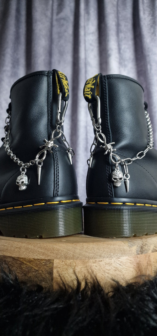 Bijoux chaînes sur brides arrière et lacets - Crâne mousqueton & barbelé punk
