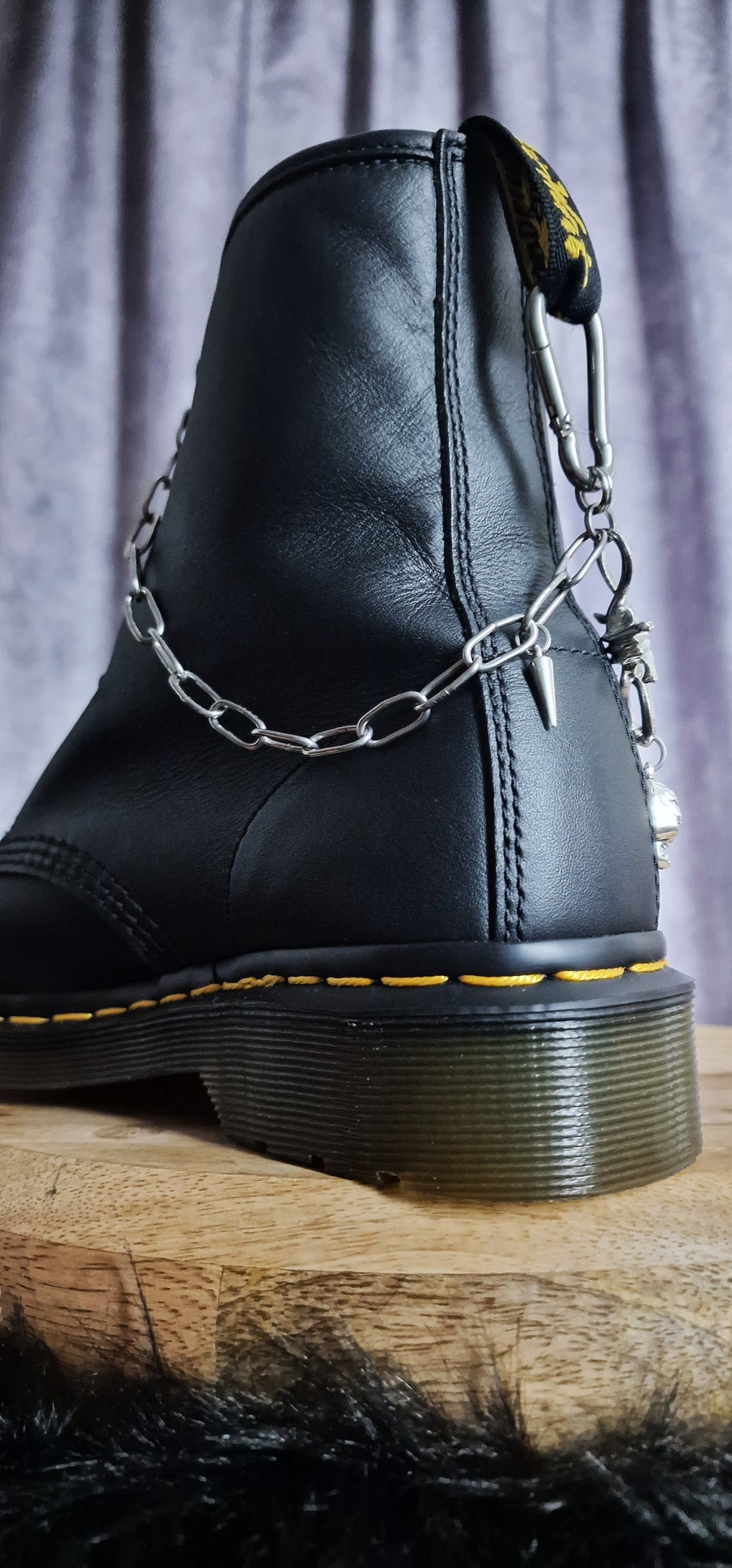 Bijoux chaînes sur brides arrière et lacets - Crâne mousqueton & barbelé punk