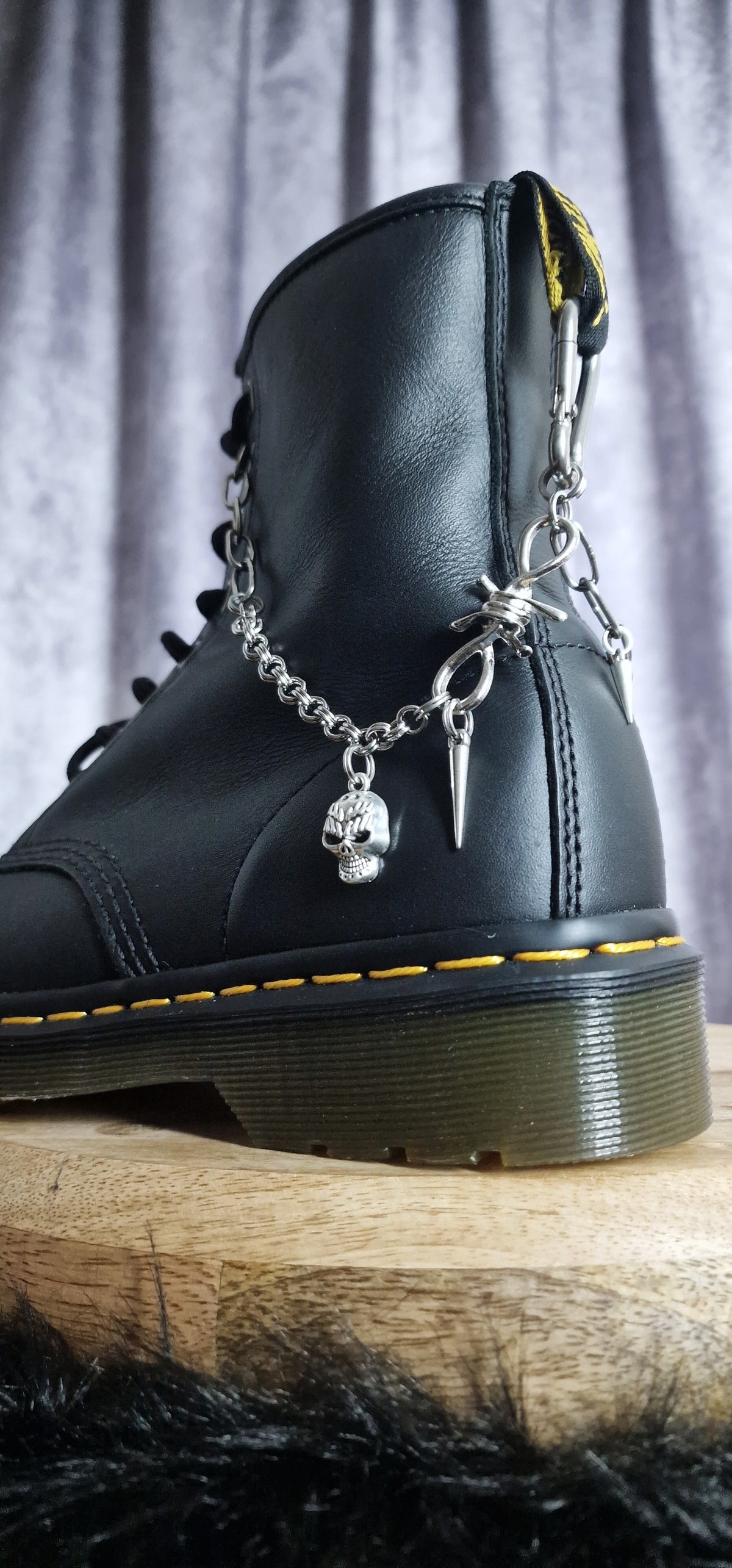 Bijoux chaînes sur brides arrière et lacets - Crâne mousqueton & barbelé punk