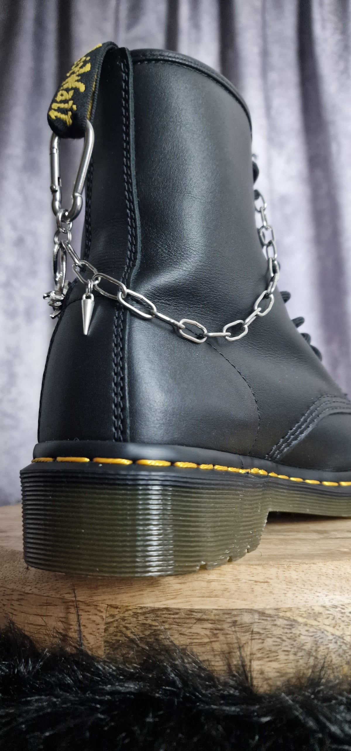 Bijoux chaînes sur brides arrière et lacets - Crâne mousqueton & barbelé punk