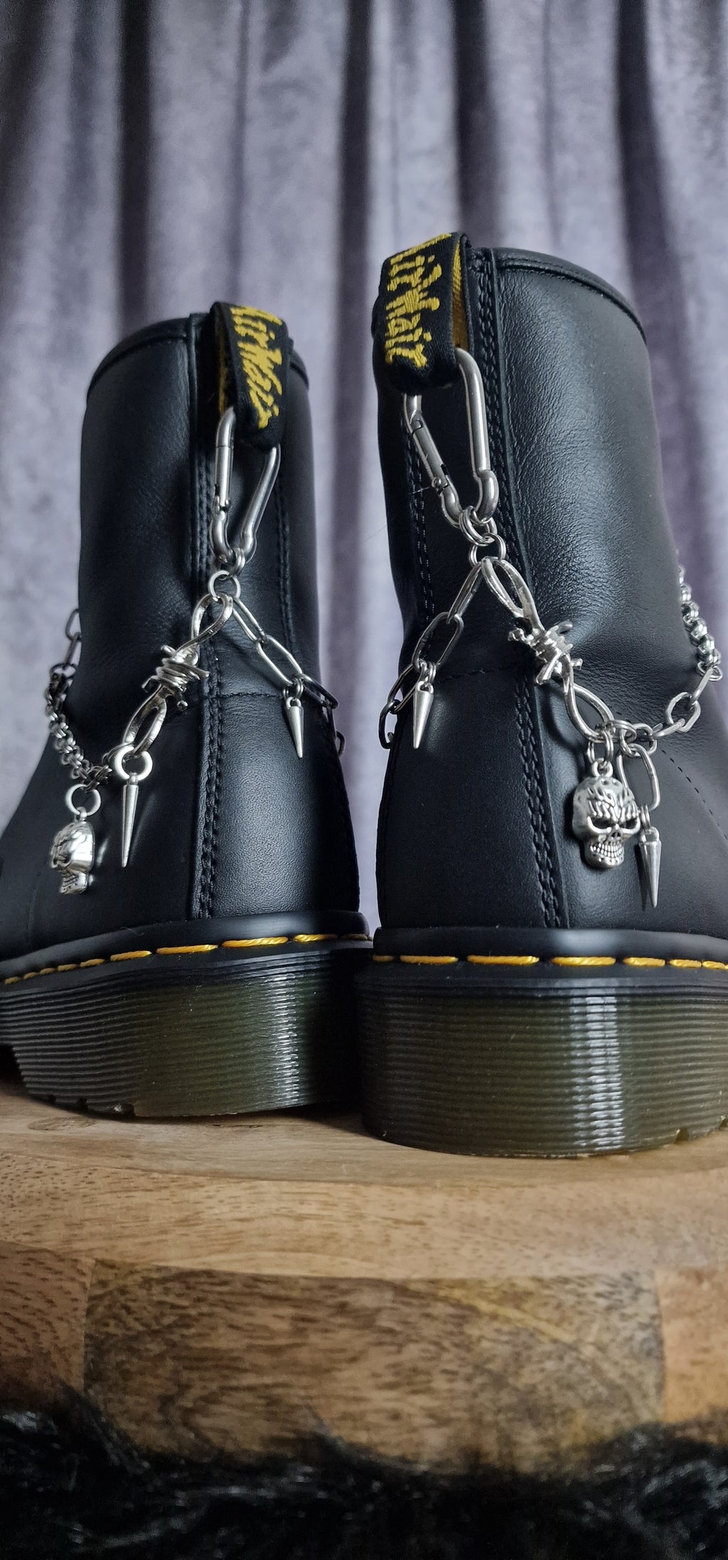 Bijoux chaînes sur brides arrière et lacets - Crâne mousqueton & barbelé punk