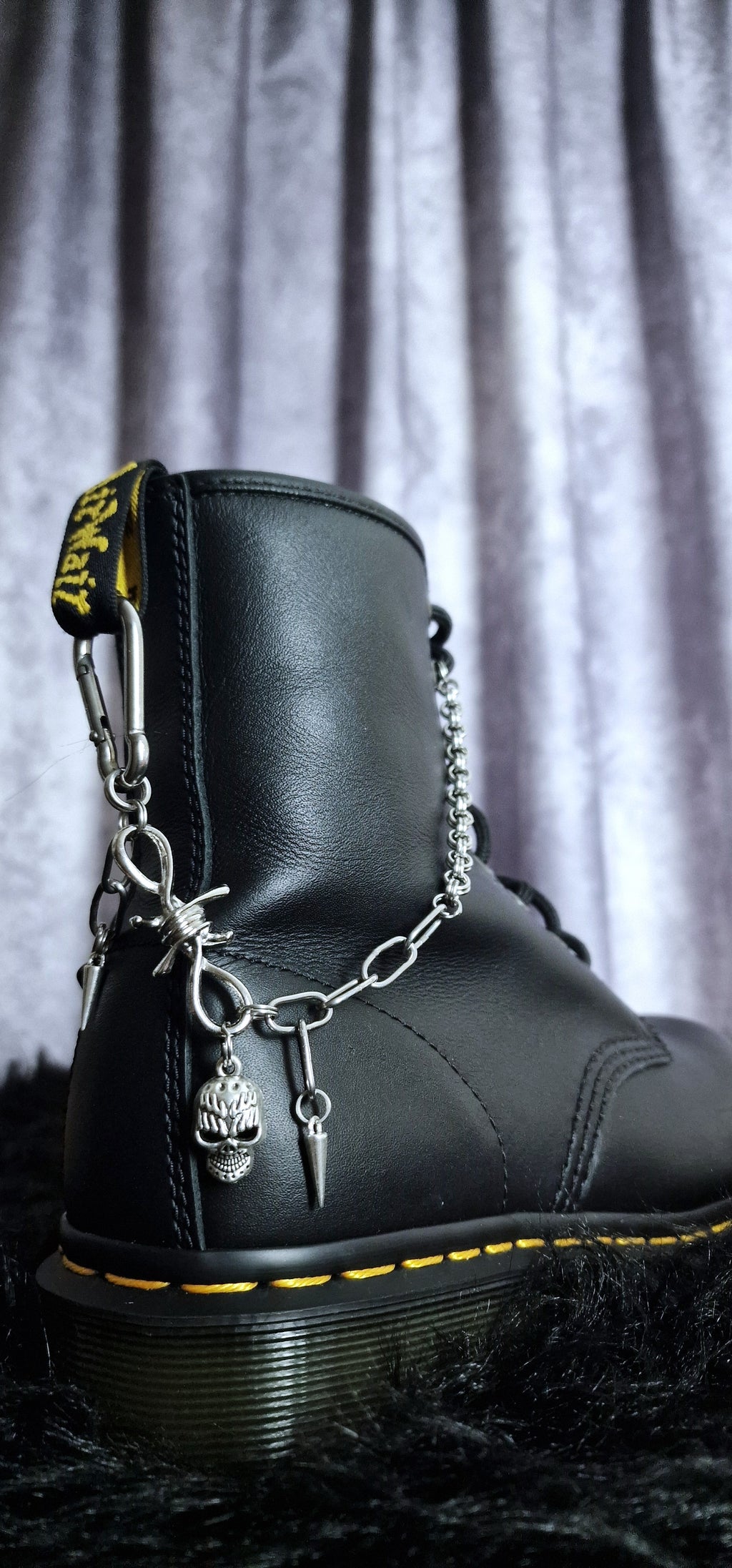 Bijoux chaînes sur brides arrière et lacets - Crâne mousqueton & barbelé punk