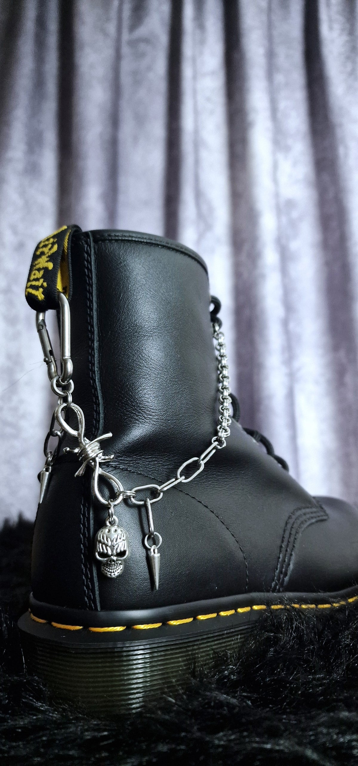 Bijoux chaînes sur brides arrière et lacets - Crâne mousqueton & barbelé punk