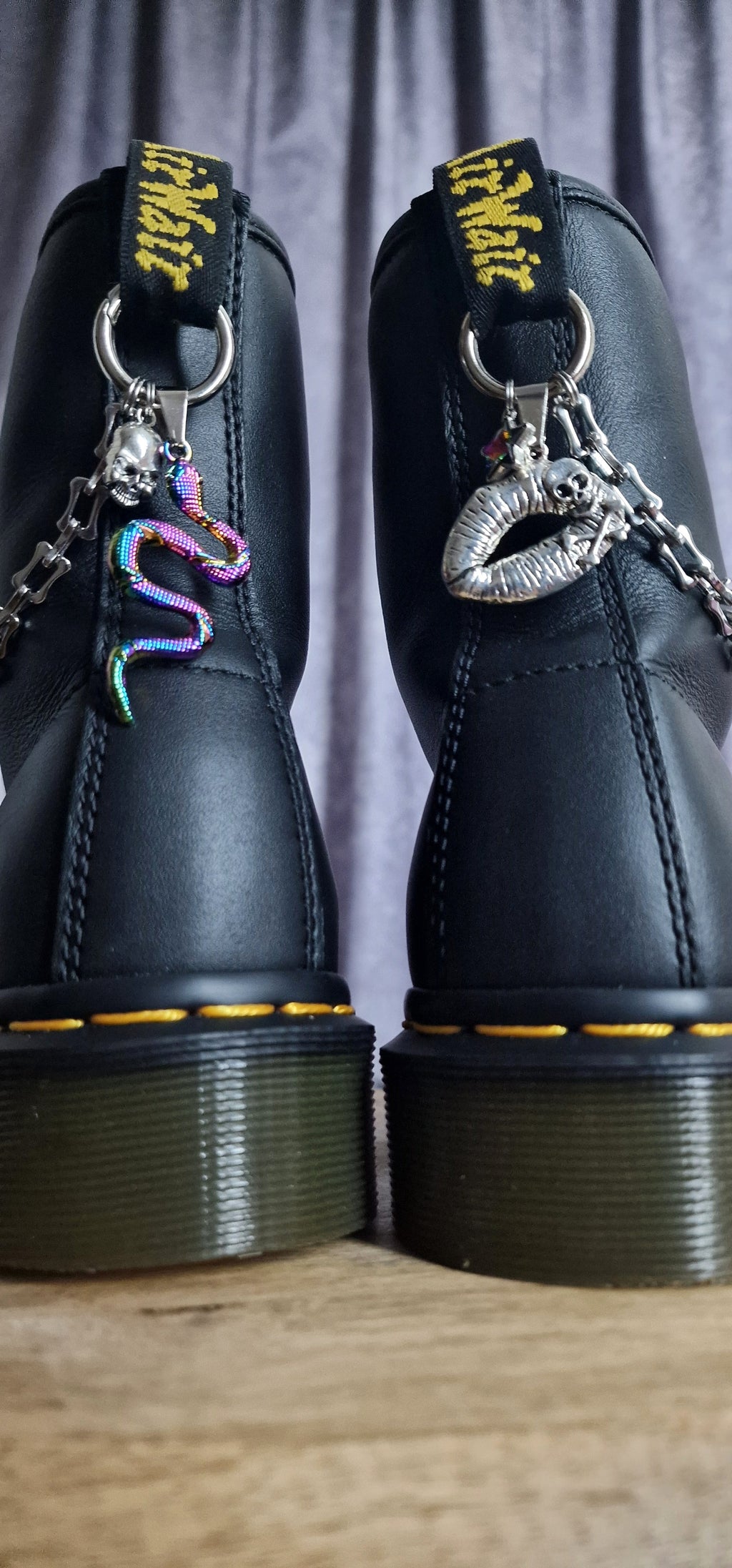 Bijoux chaînes sur brides arrière et lacets - Baiser mortel & serpent