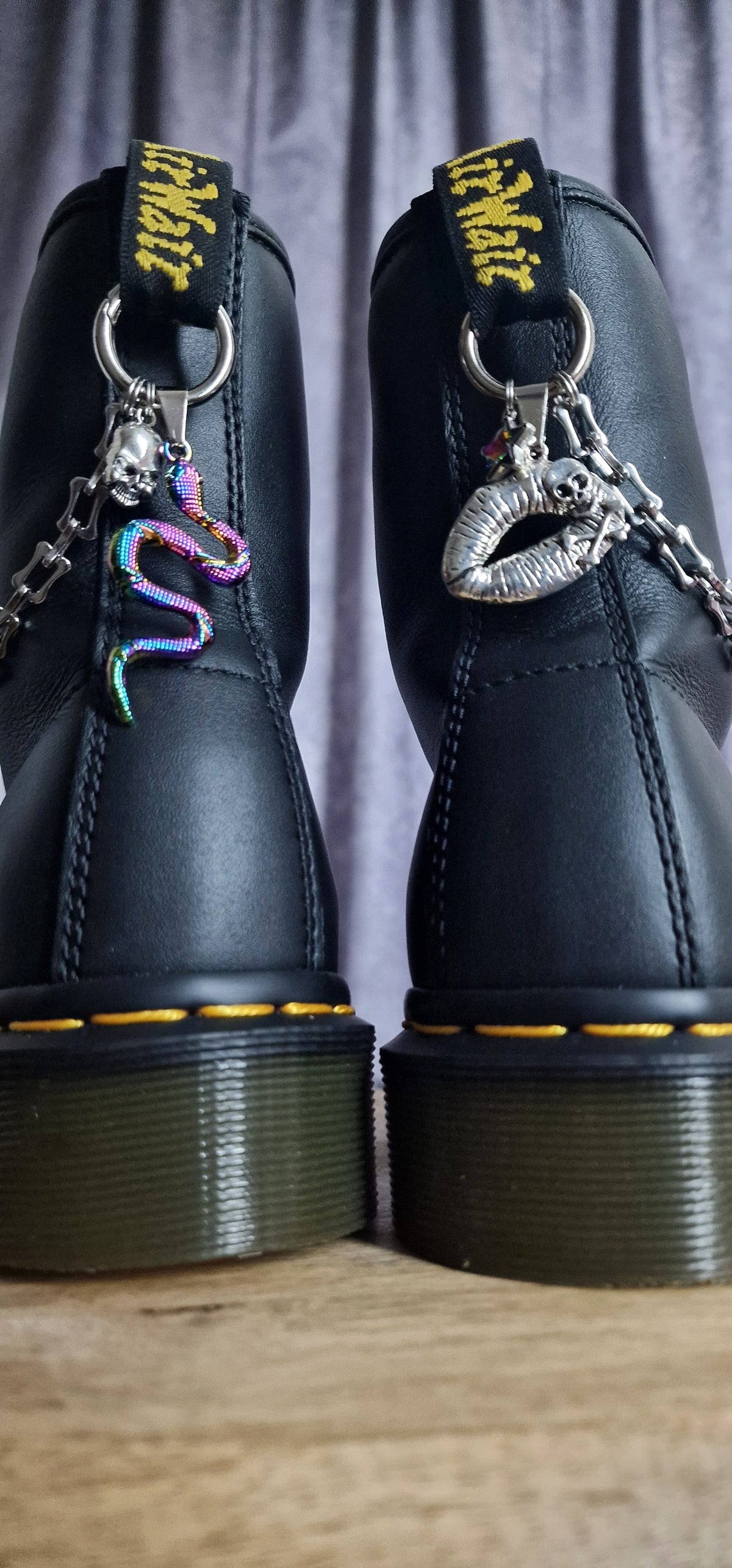 Bijoux chaînes sur brides arrière et lacets - Baiser mortel & serpent