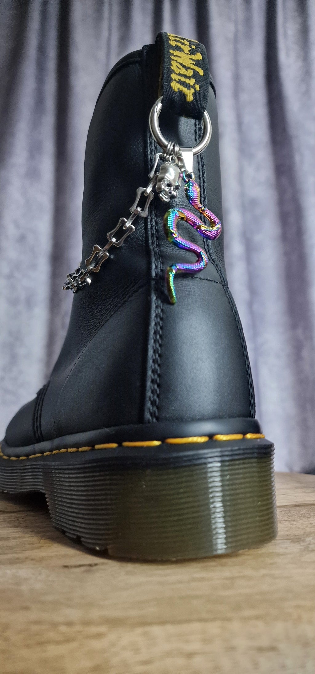Bijoux chaînes sur brides arrière et lacets - Baiser mortel & serpent