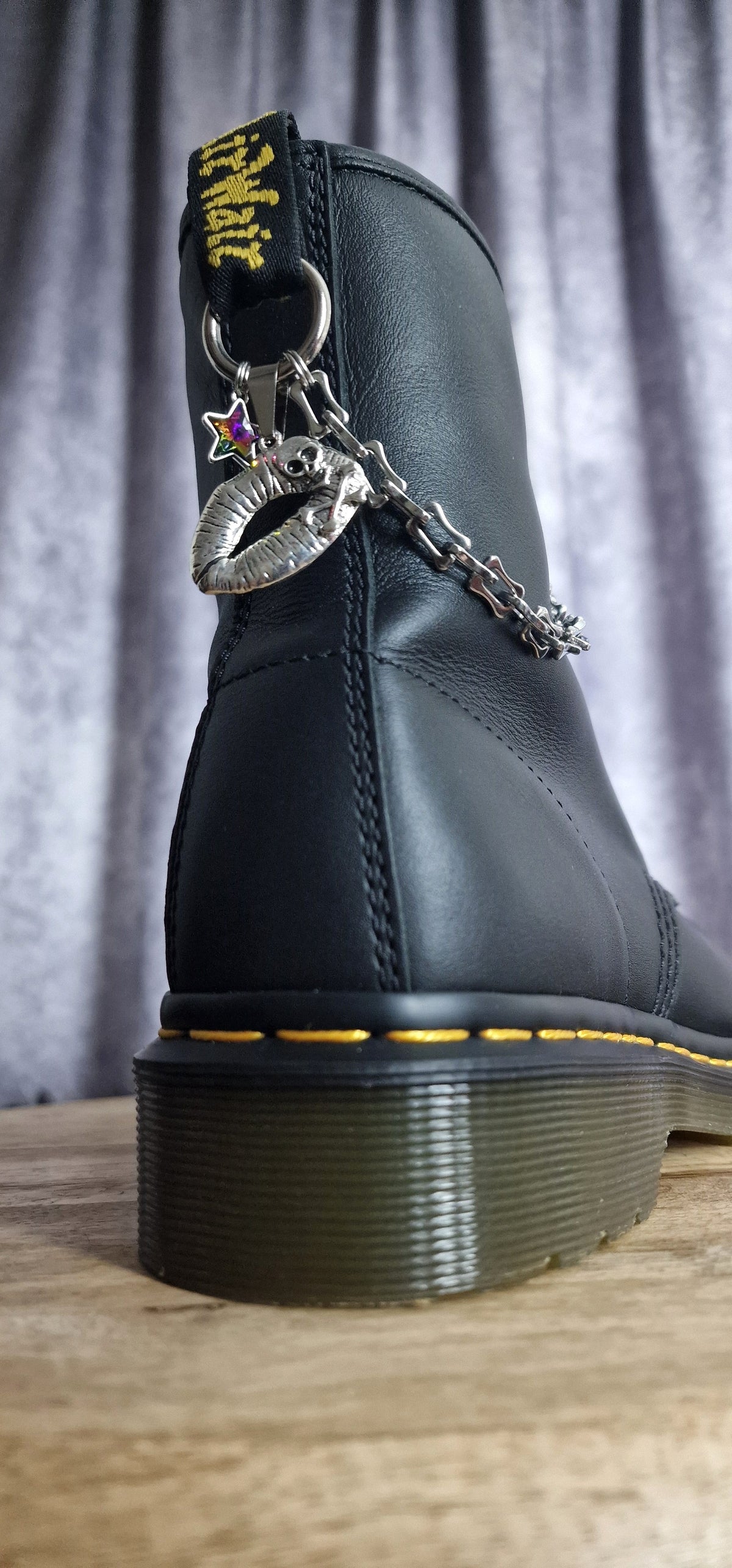 Bijoux chaînes sur brides arrière et lacets - Baiser mortel & serpent