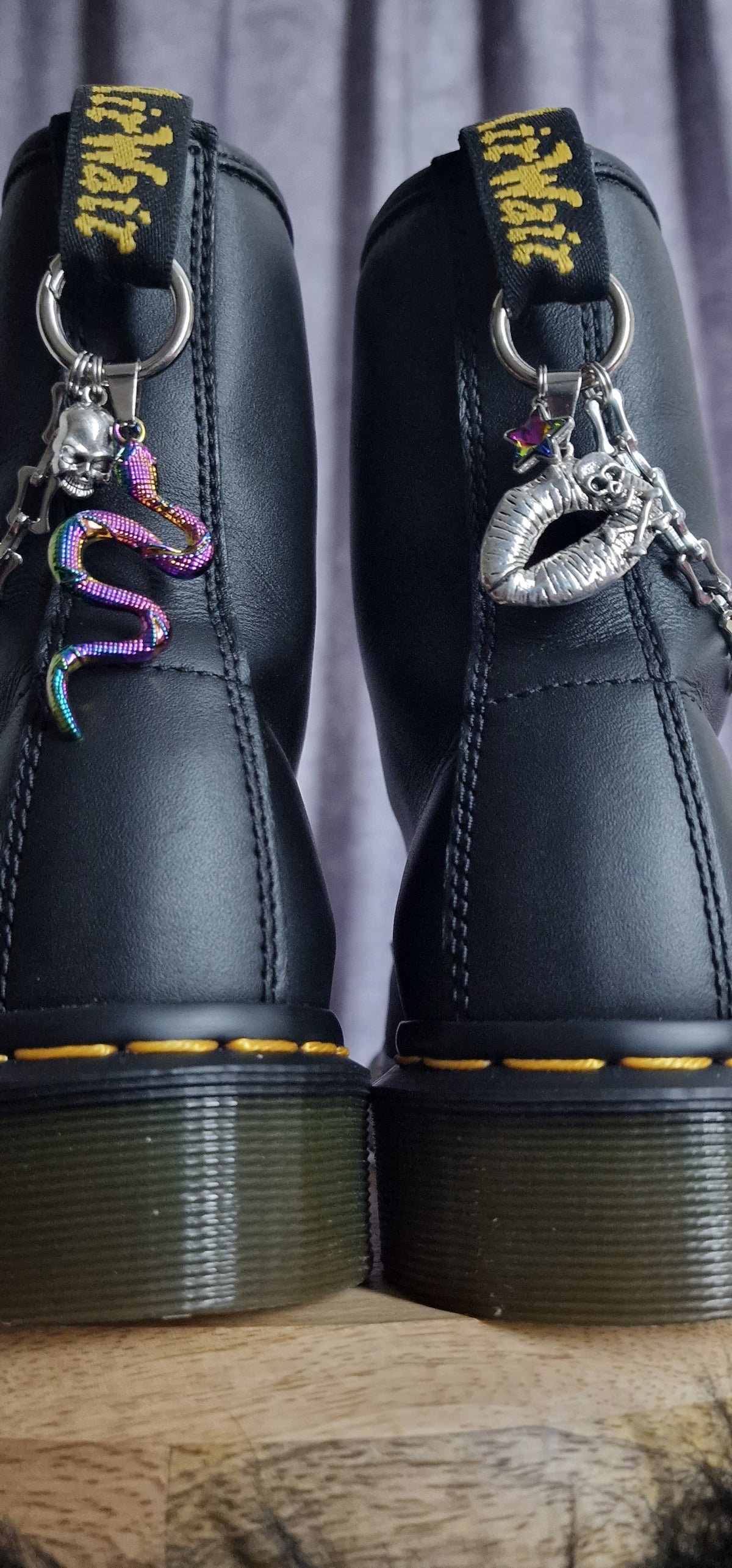 Bijoux chaînes sur brides arrière et lacets - Baiser mortel & serpent
