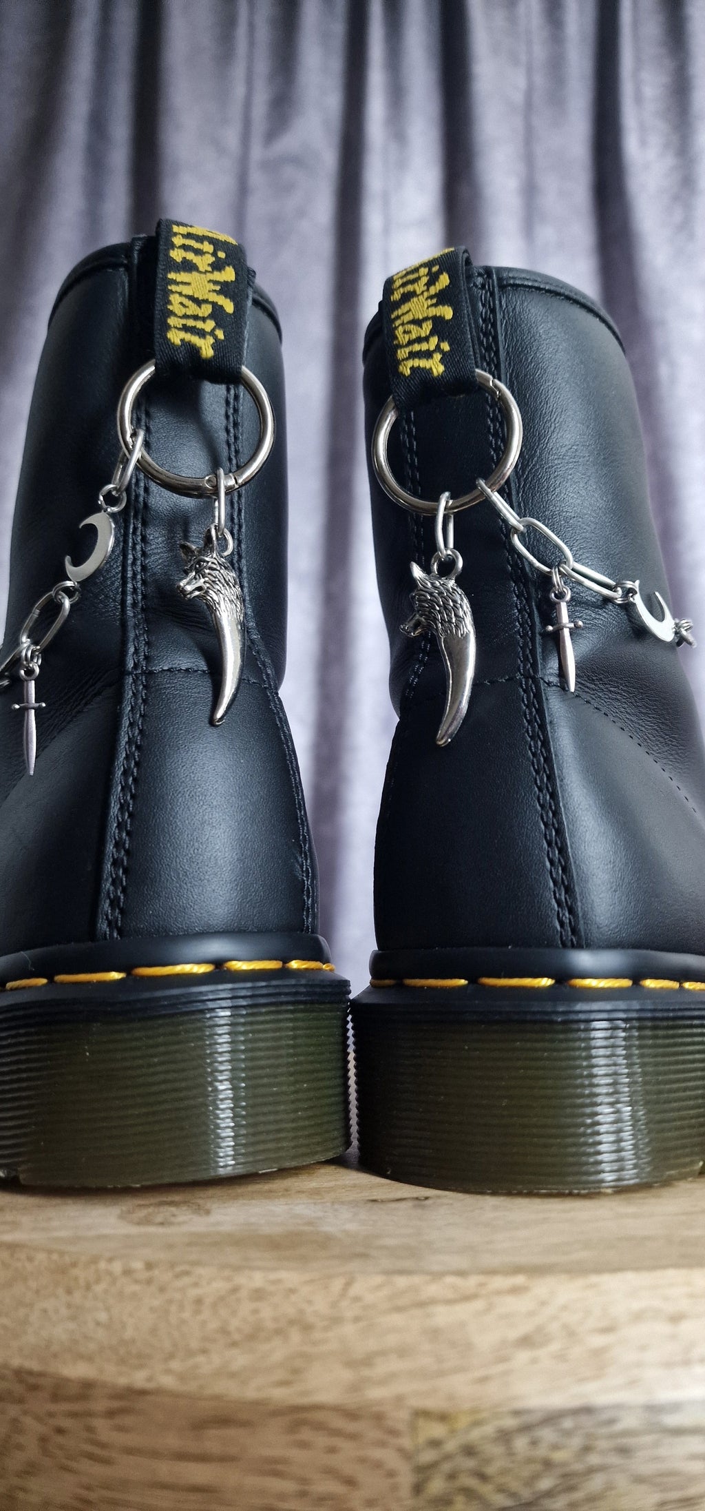 Bijoux chaînes sur brides arrière et lacets - Griffe de loup