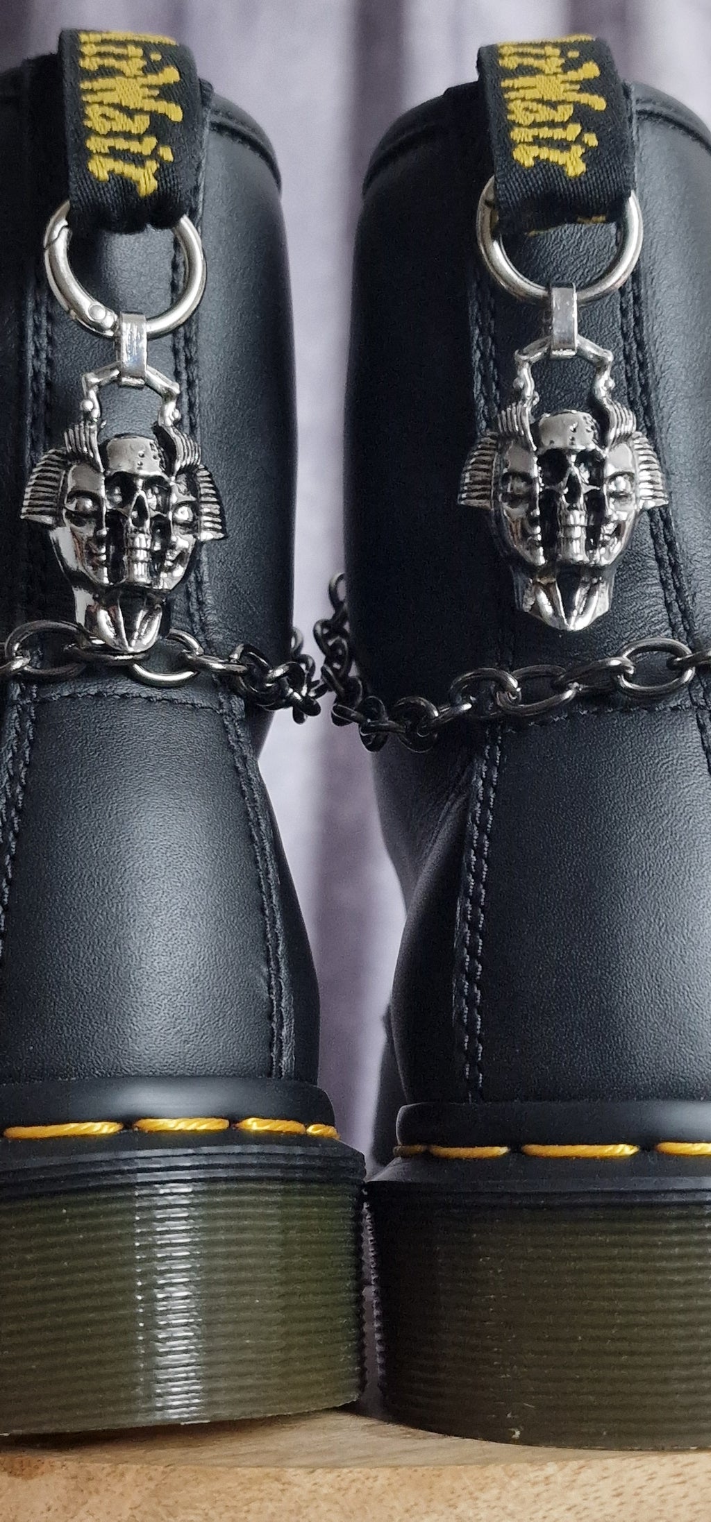 Bijoux chaînes sur brides arrière et lacets - crâne & dague