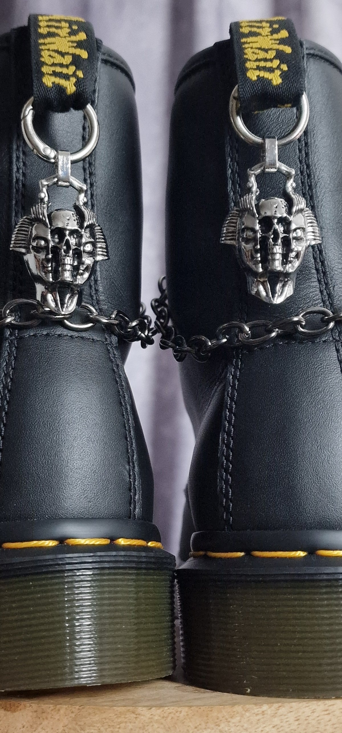 Bijoux chaînes sur brides arrière et lacets - crâne & dague
