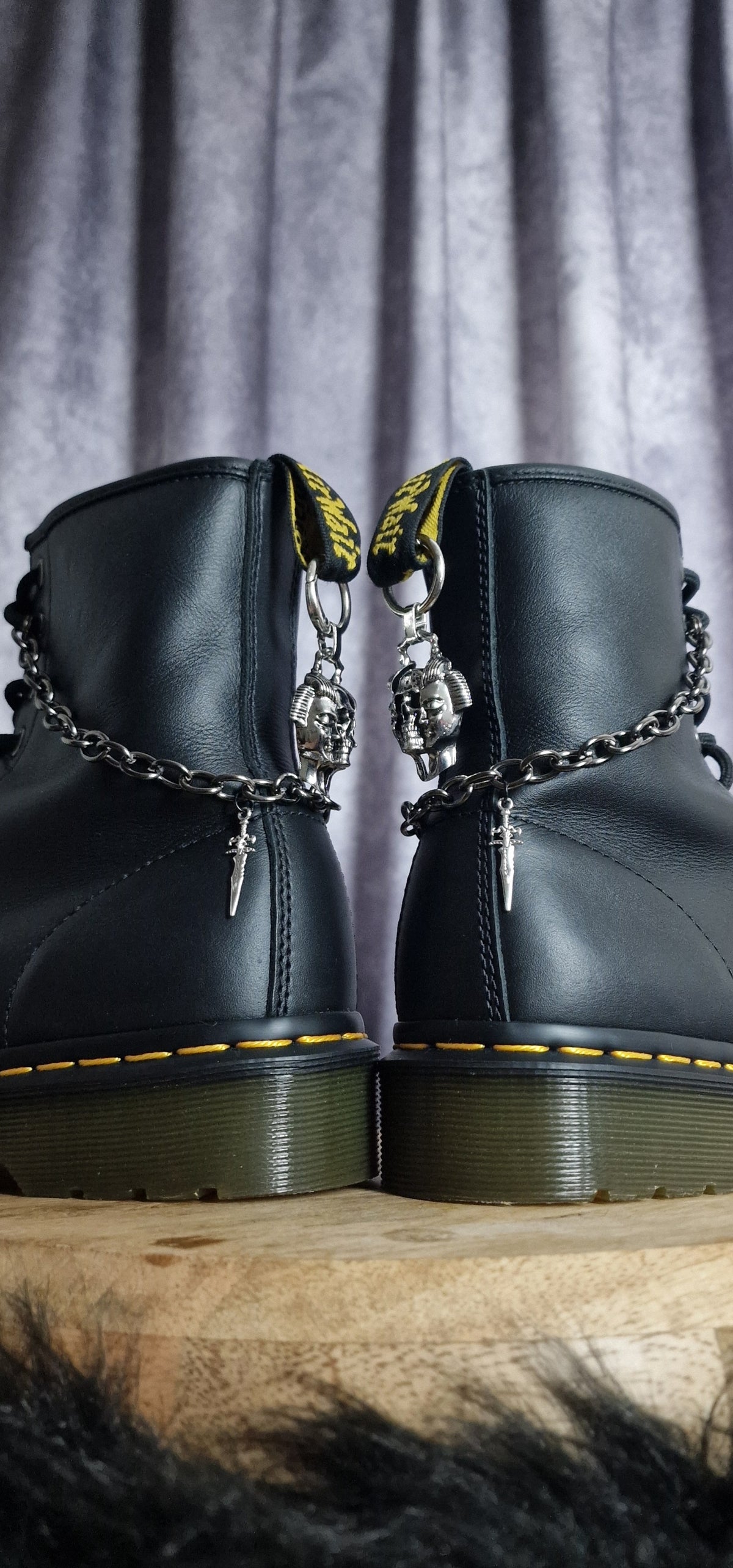 Bijoux chaînes sur brides arrière et lacets - crâne & dague