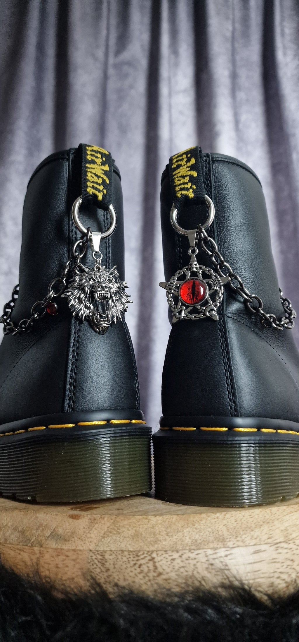 Bijoux chaînes sur brides arrière et lacets - Loup, œil & pentacle