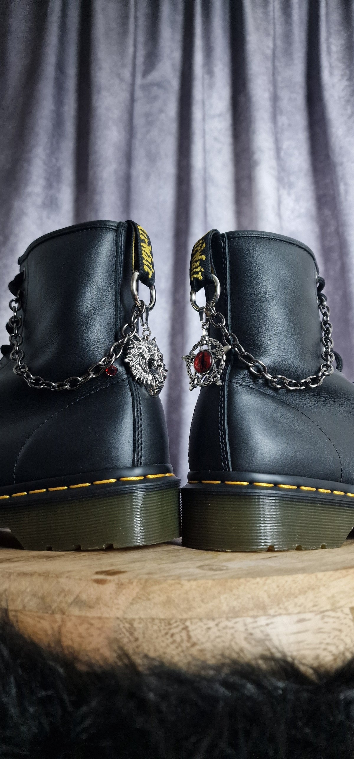 Bijoux chaînes sur brides arrière et lacets - Loup, œil & pentacle