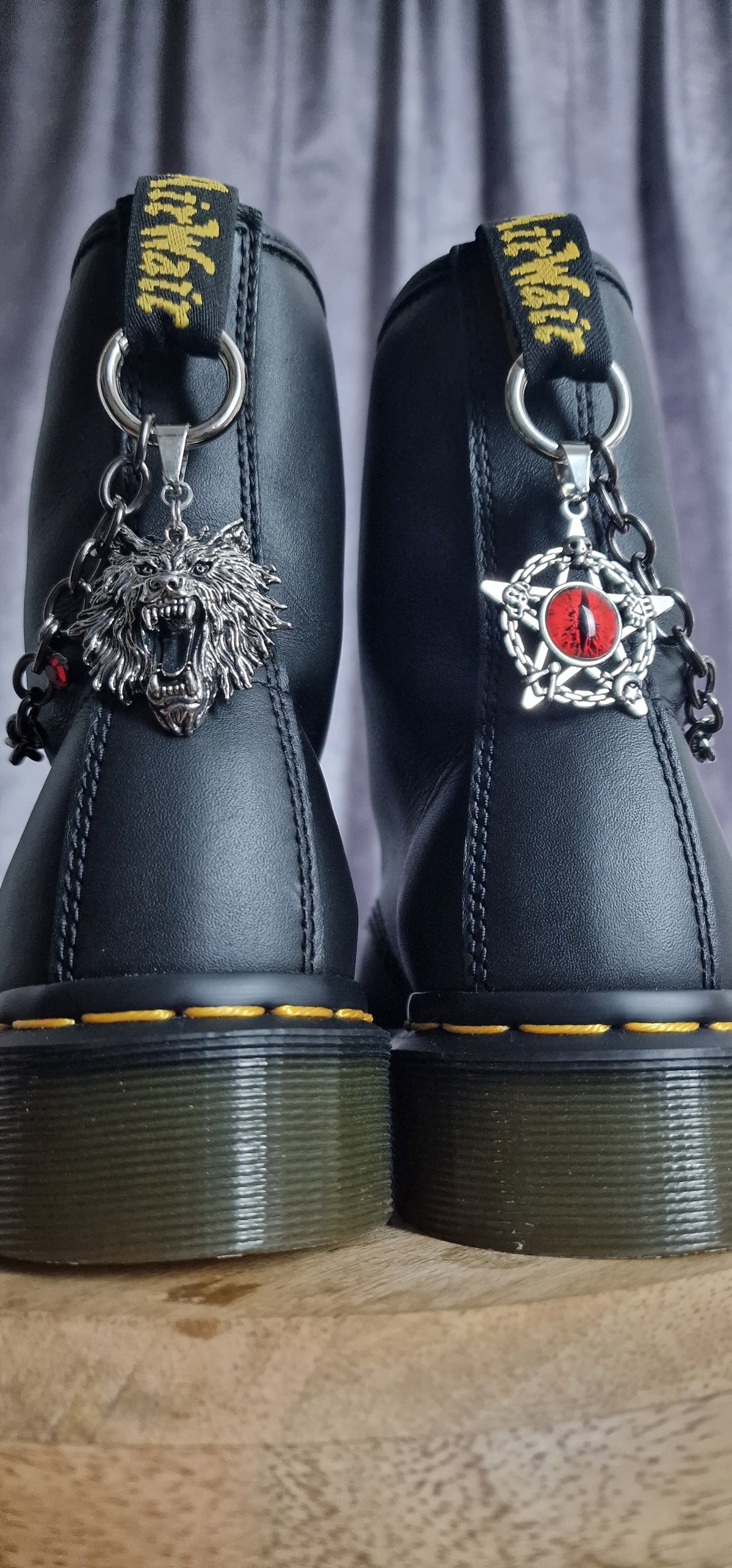 Bijoux chaînes sur brides arrière et lacets - Loup, œil & pentacle