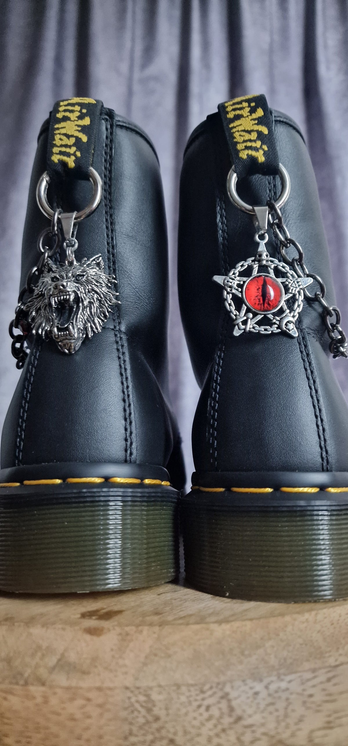 Bijoux chaînes sur brides arrière et lacets - Loup, œil & pentacle