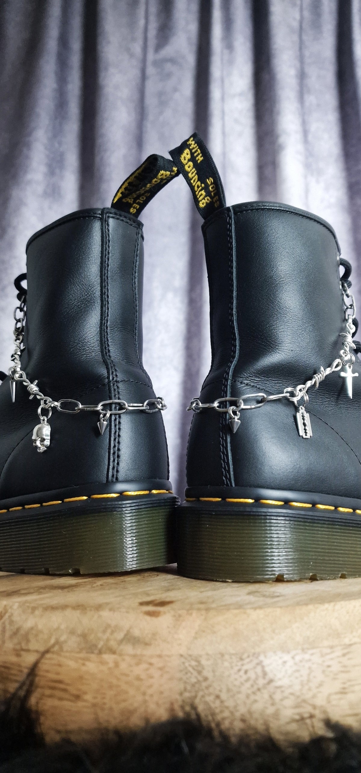 Bijoux chaînes sur lacets - Lame de ravoir, crâne et dague
