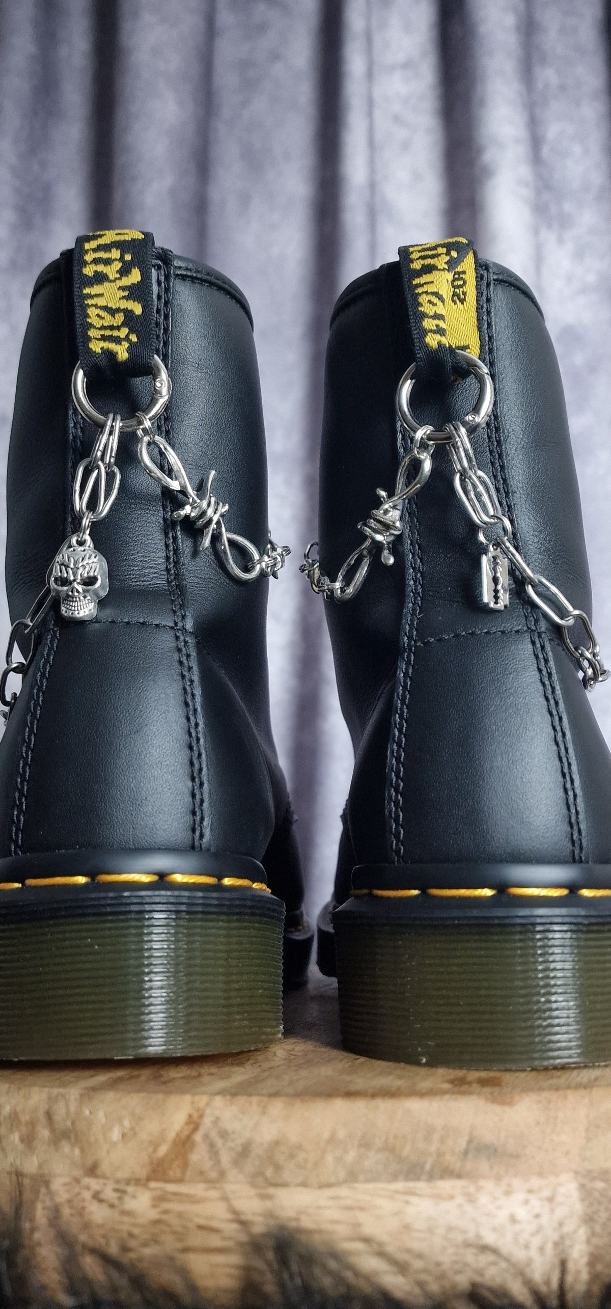 Bijoux chaînes sur brides arrière et lacets - Crâne & lame