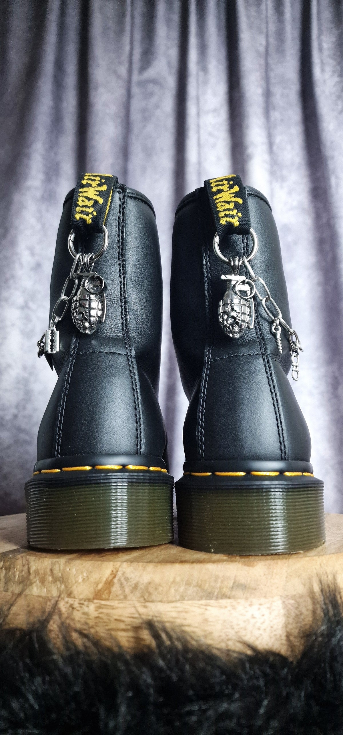 Bijoux chaînes sur brides arrière et lacets - Grenade, lames & vis