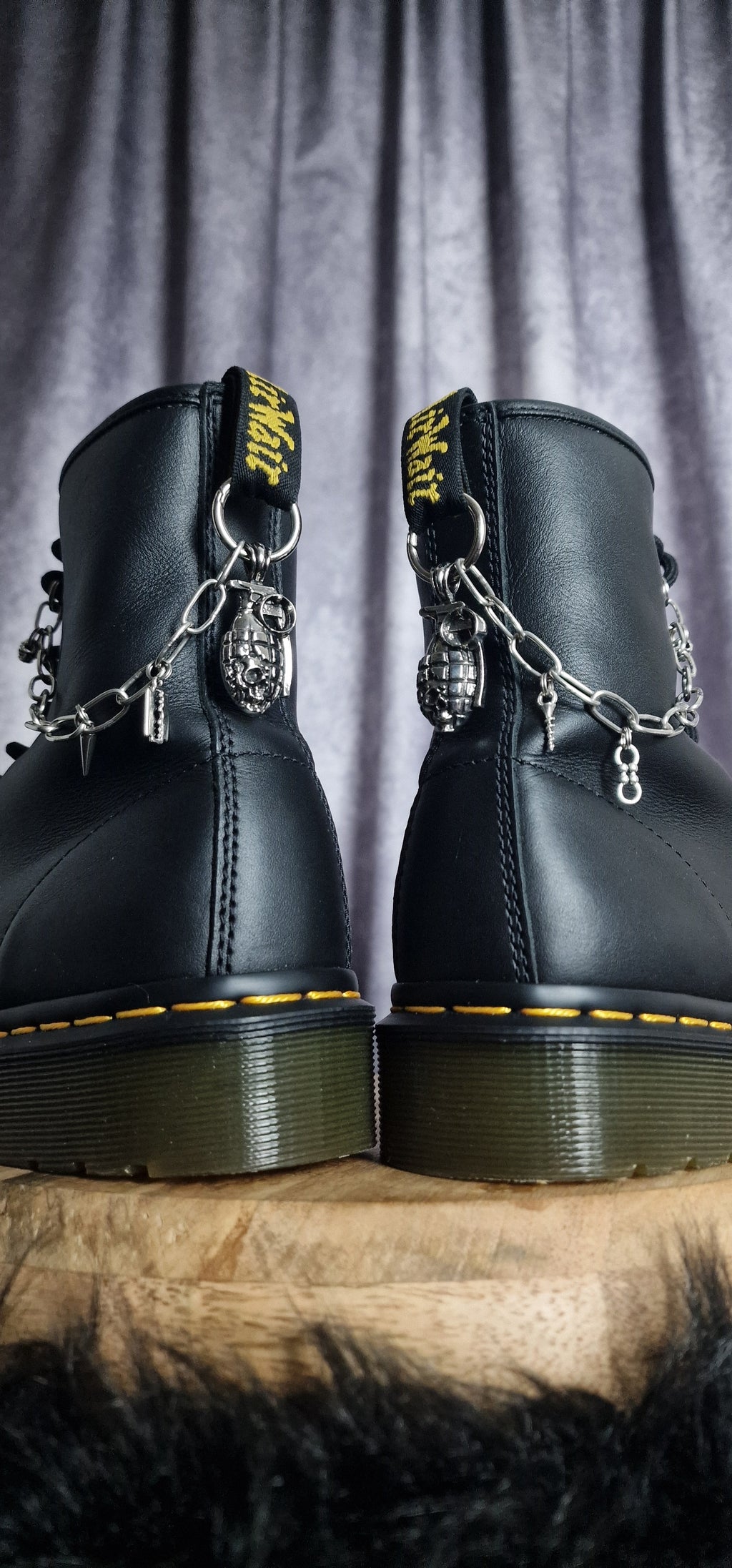 Bijoux chaînes sur brides arrière et lacets - Grenade, lames & vis