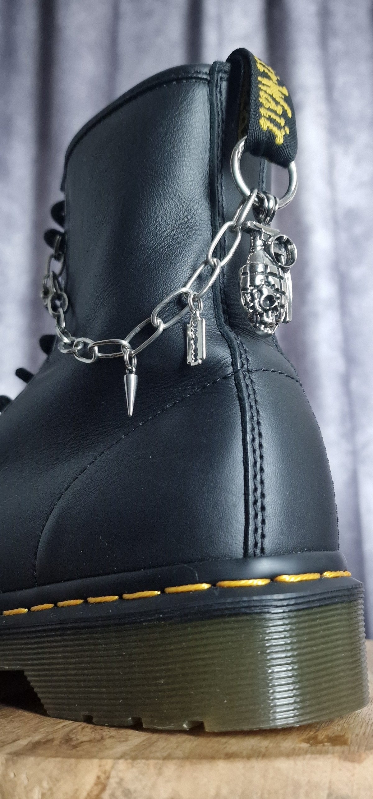Bijoux chaînes sur brides arrière et lacets - Grenade, lames & vis