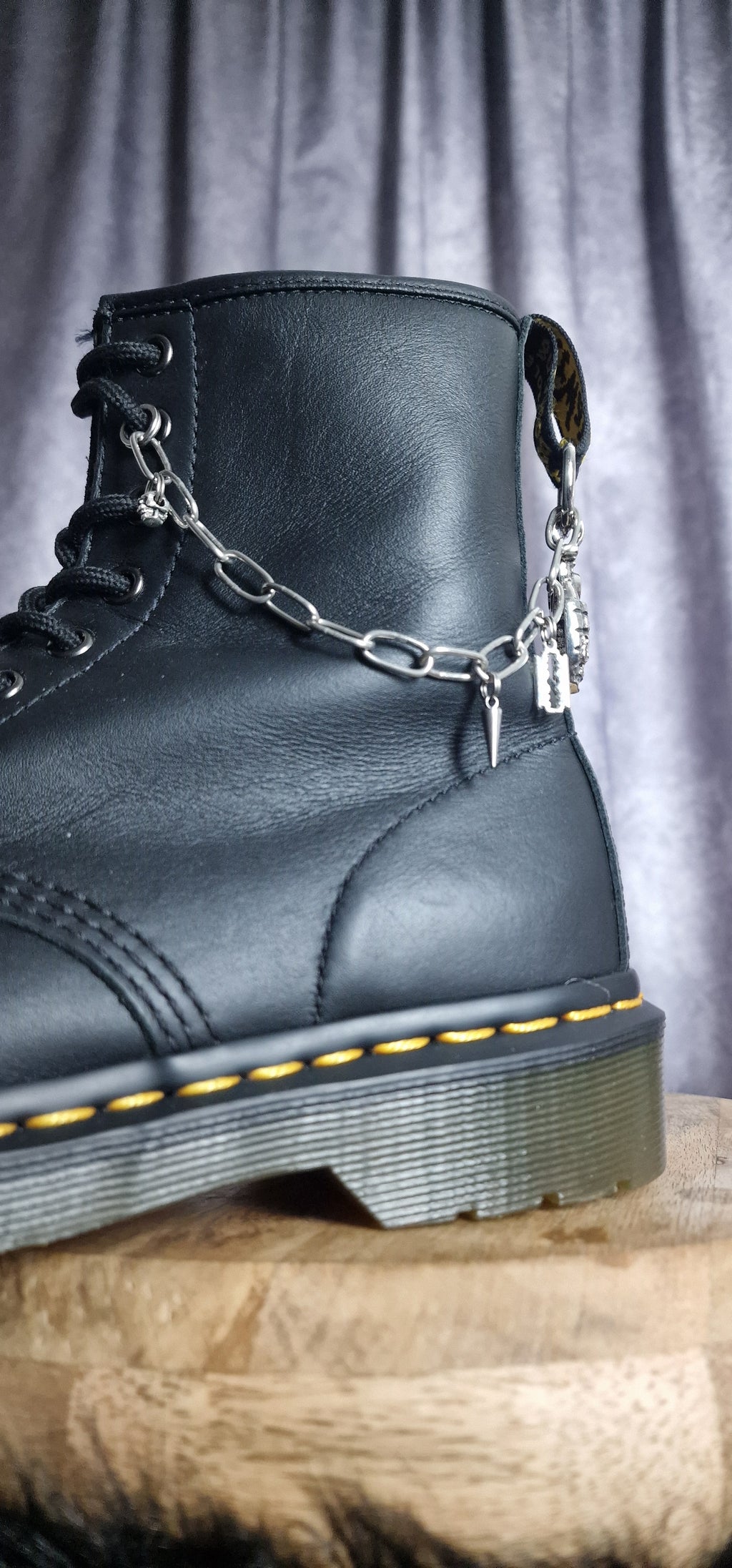 Bijoux chaînes sur brides arrière et lacets - Grenade, lames & vis