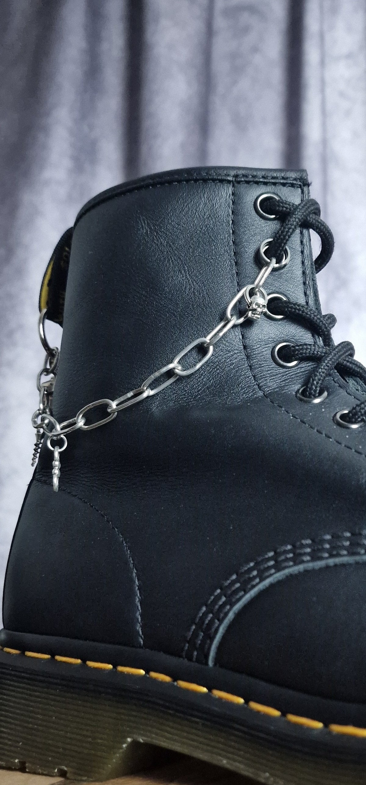 Bijoux chaînes sur brides arrière et lacets - Grenade, lames & vis