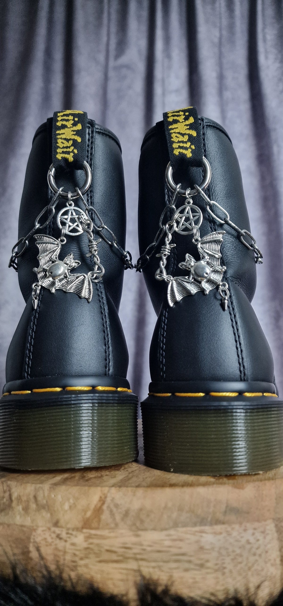 Bijoux chaînes sur brides arrière et lacets - Chauve-souris & pentacle