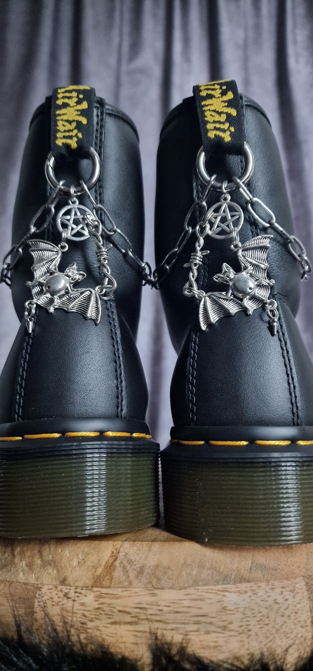 Bijoux chaînes sur brides arrière et lacets - Chauve-souris & pentacle