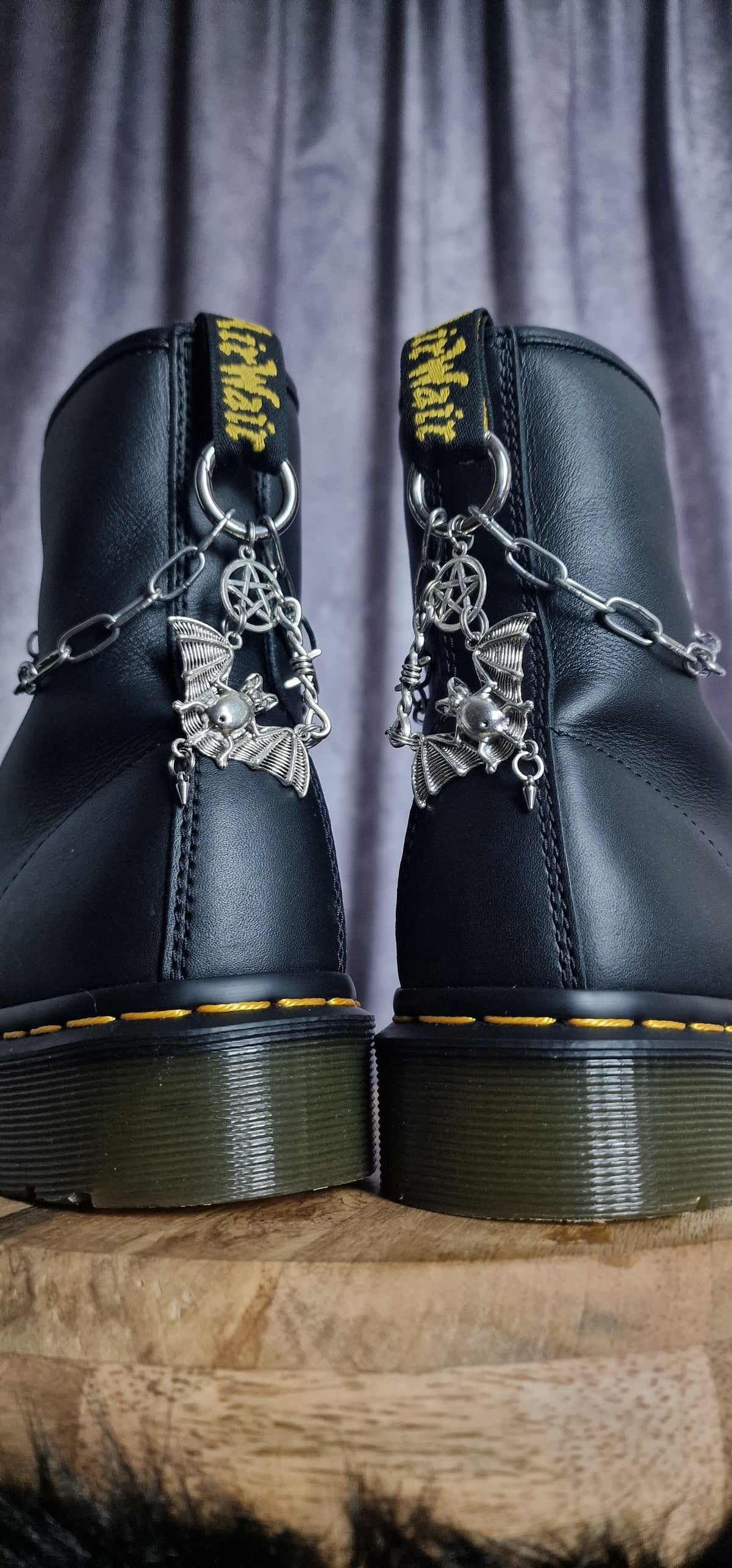 Bijoux chaînes sur brides arrière et lacets - Chauve-souris & pentacle