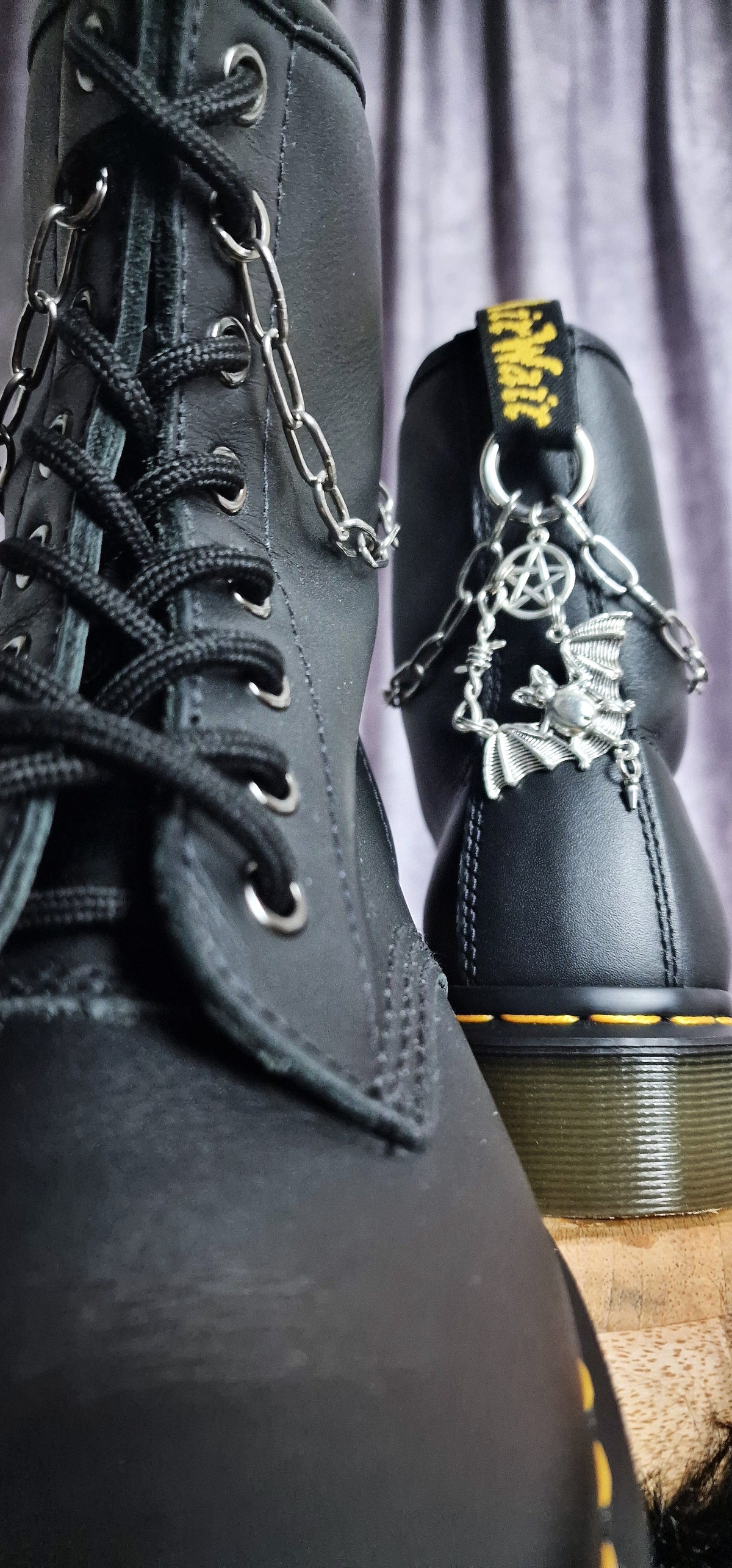 Bijoux chaînes sur brides arrière et lacets - Chauve-souris & pentacle