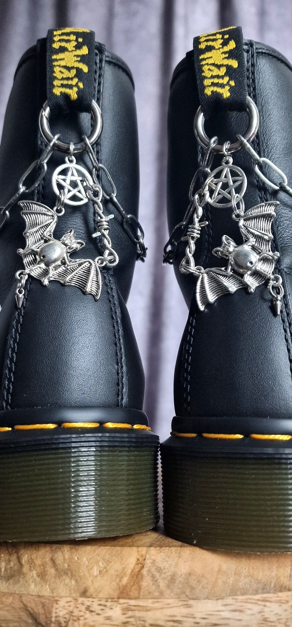 Bijoux chaînes sur brides arrière et lacets - Chauve-souris & pentacle