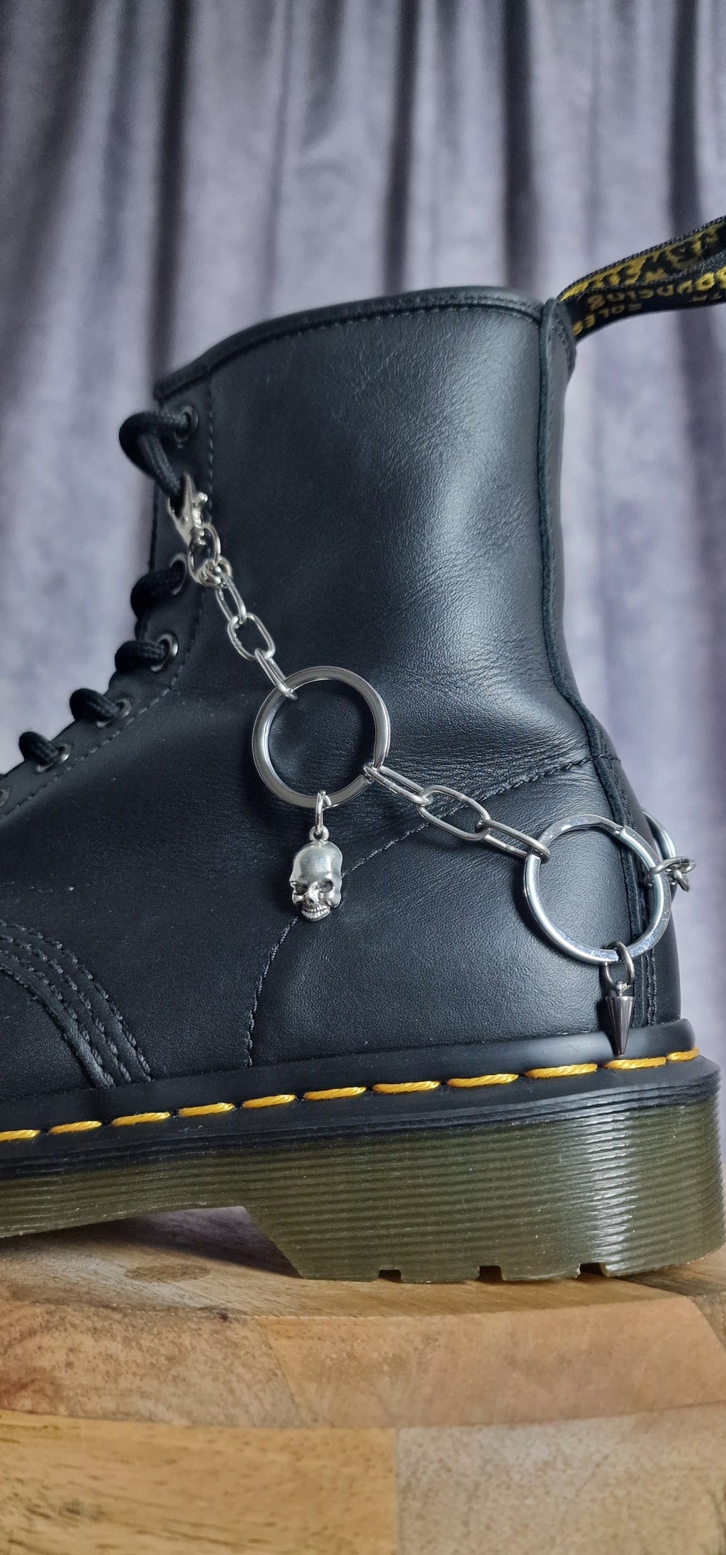 Bijoux chaînes sur lacets - Anneaux upcyclés et crâne
