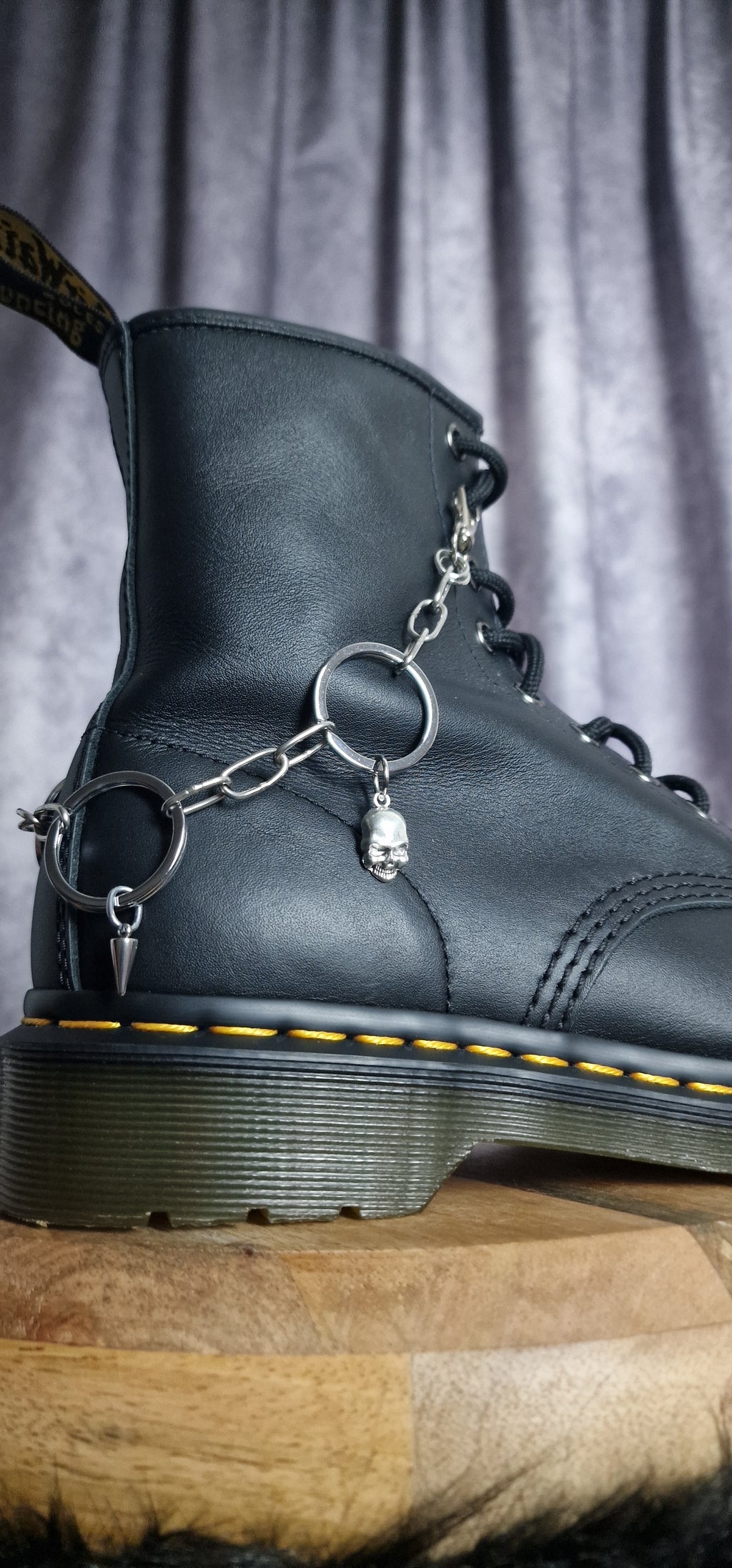 Bijoux chaînes sur lacets - Anneaux upcyclés et crâne