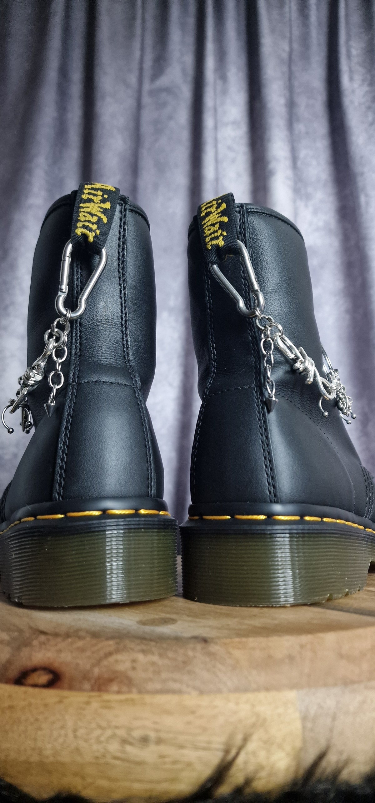 Bijoux chaînes sur brides arrière et lacets - Mousqueton, piercings Punk