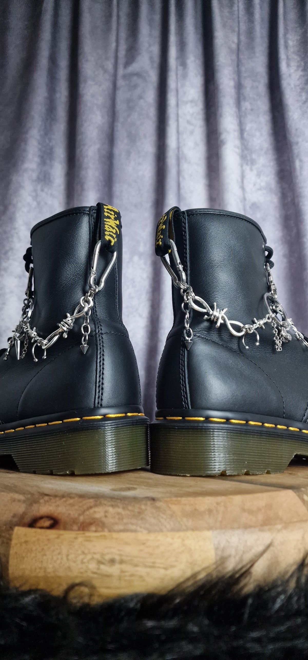 Bijoux chaînes sur brides arrière et lacets - Mousqueton, piercings Punk