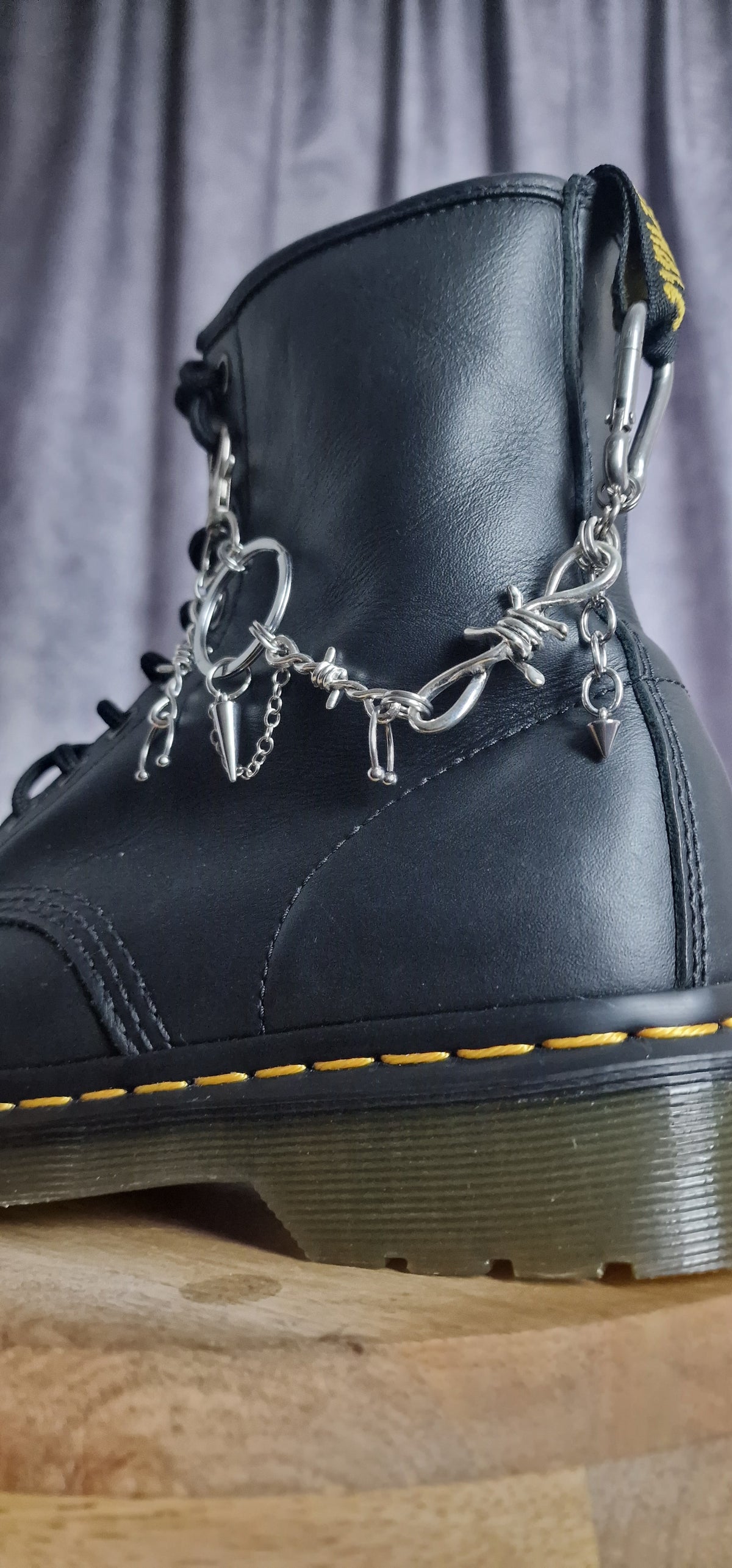 Bijoux chaînes sur brides arrière et lacets - Mousqueton, piercings Punk