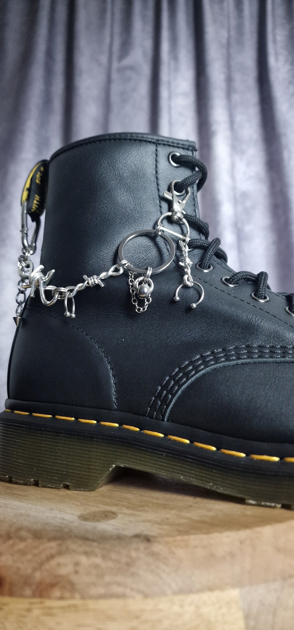 Bijoux chaînes sur brides arrière et lacets - Mousqueton, piercings Punk