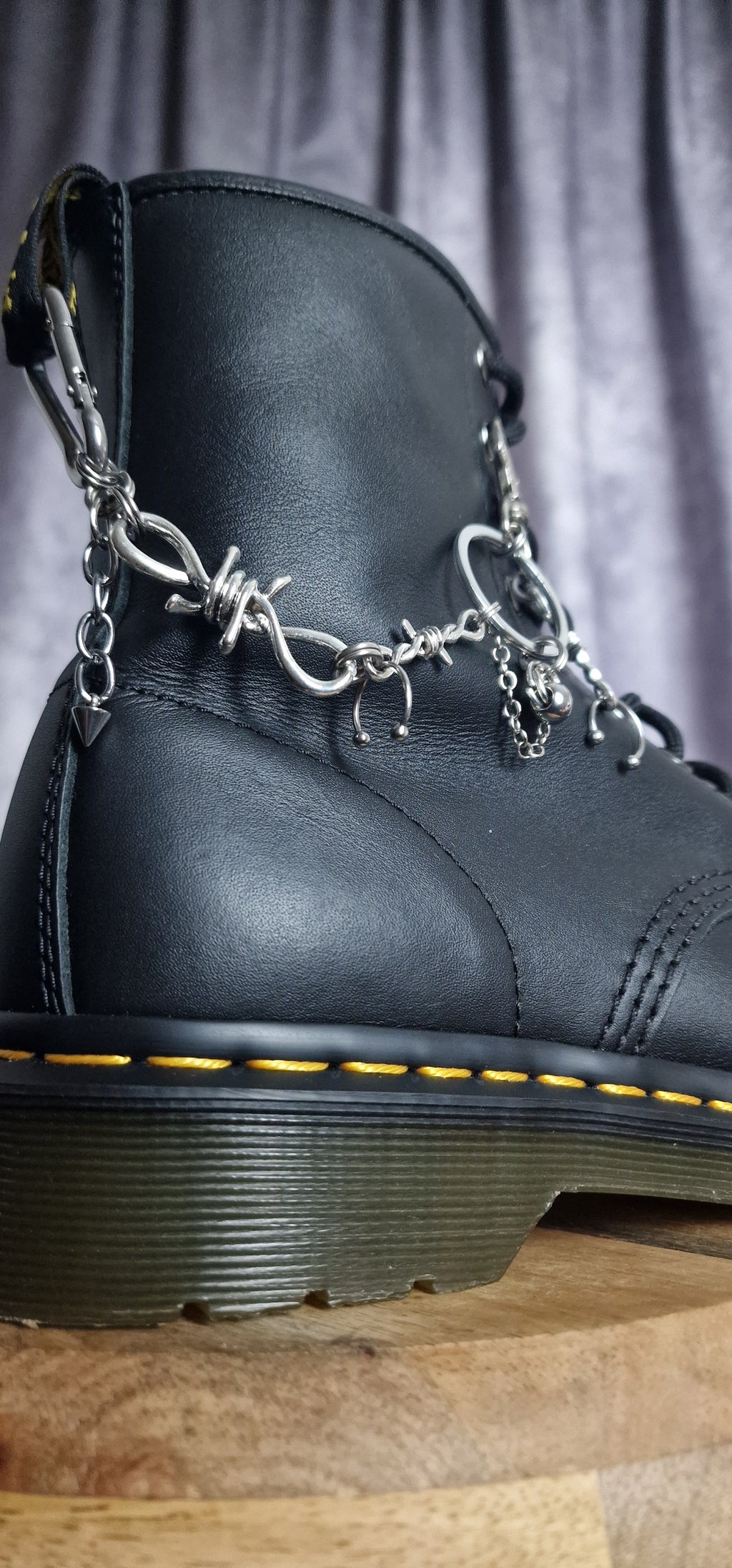 Bijoux chaînes sur brides arrière et lacets - Mousqueton, piercings Punk