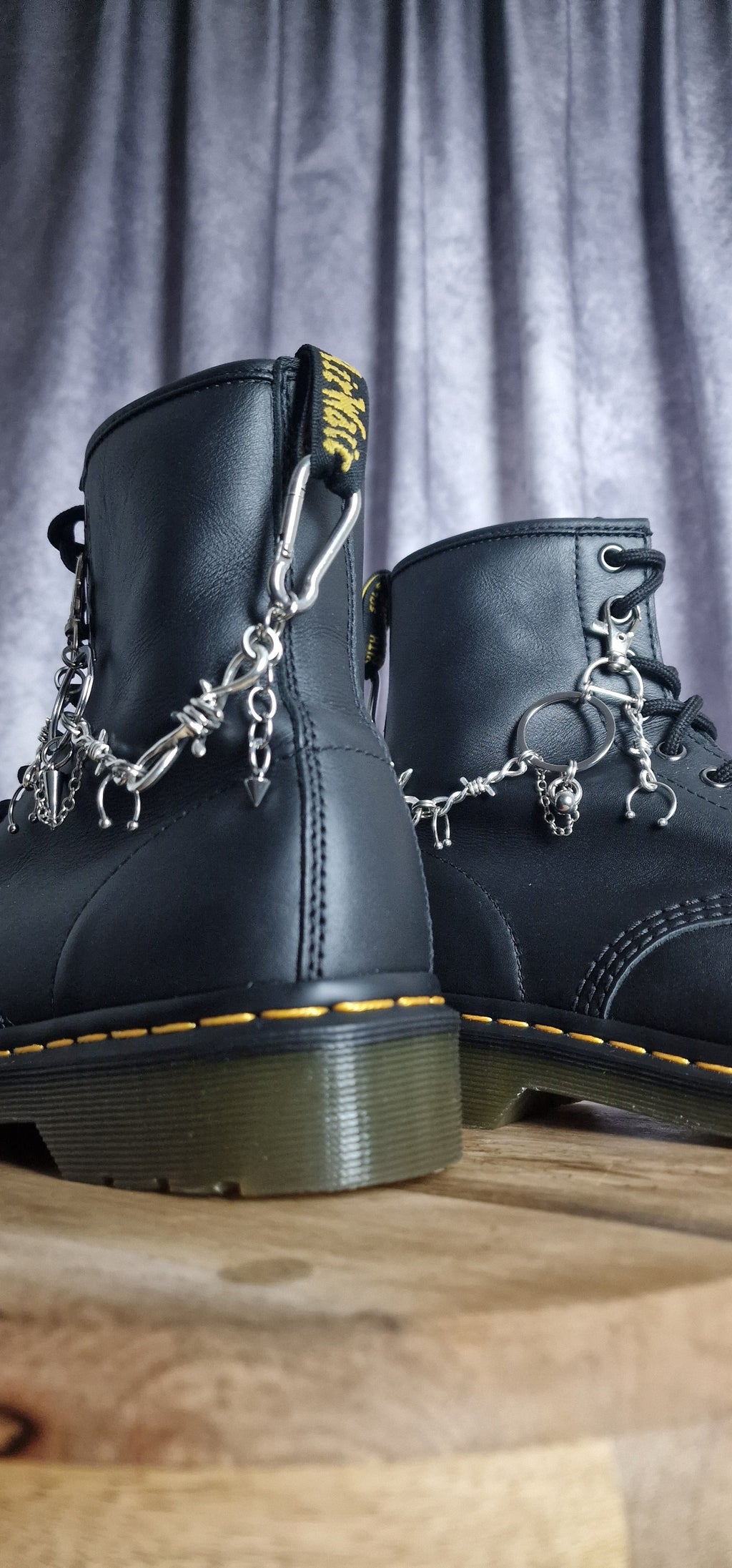 Bijoux chaînes sur brides arrière et lacets - Mousqueton, piercings Punk
