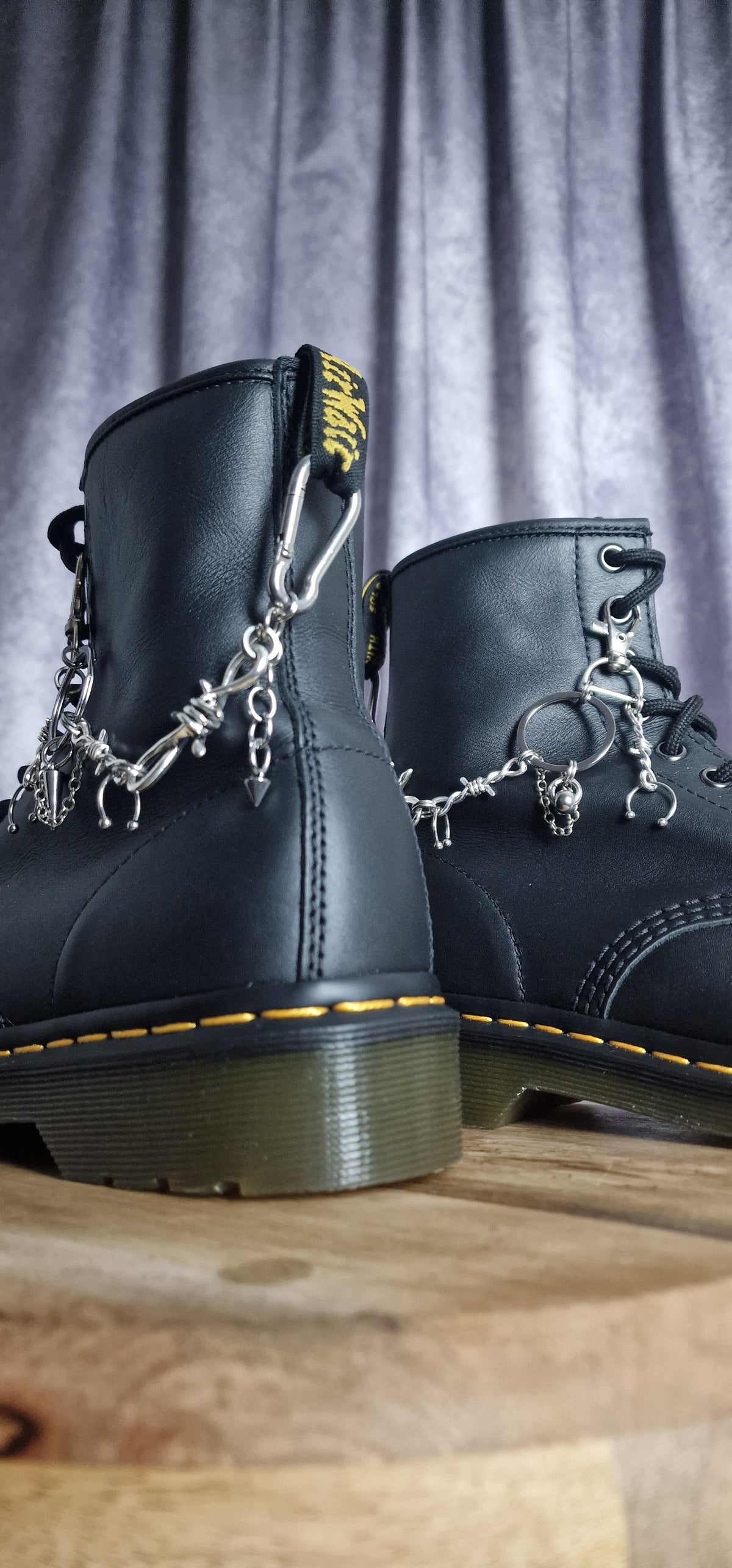 Bijoux chaînes sur brides arrière et lacets - Mousqueton, piercings Punk