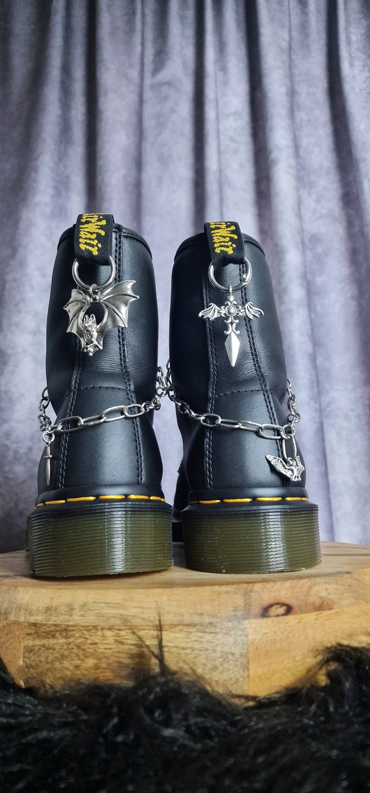 Bijoux chaînes sur brides arrière et lacets - Chauve-souris & dague
