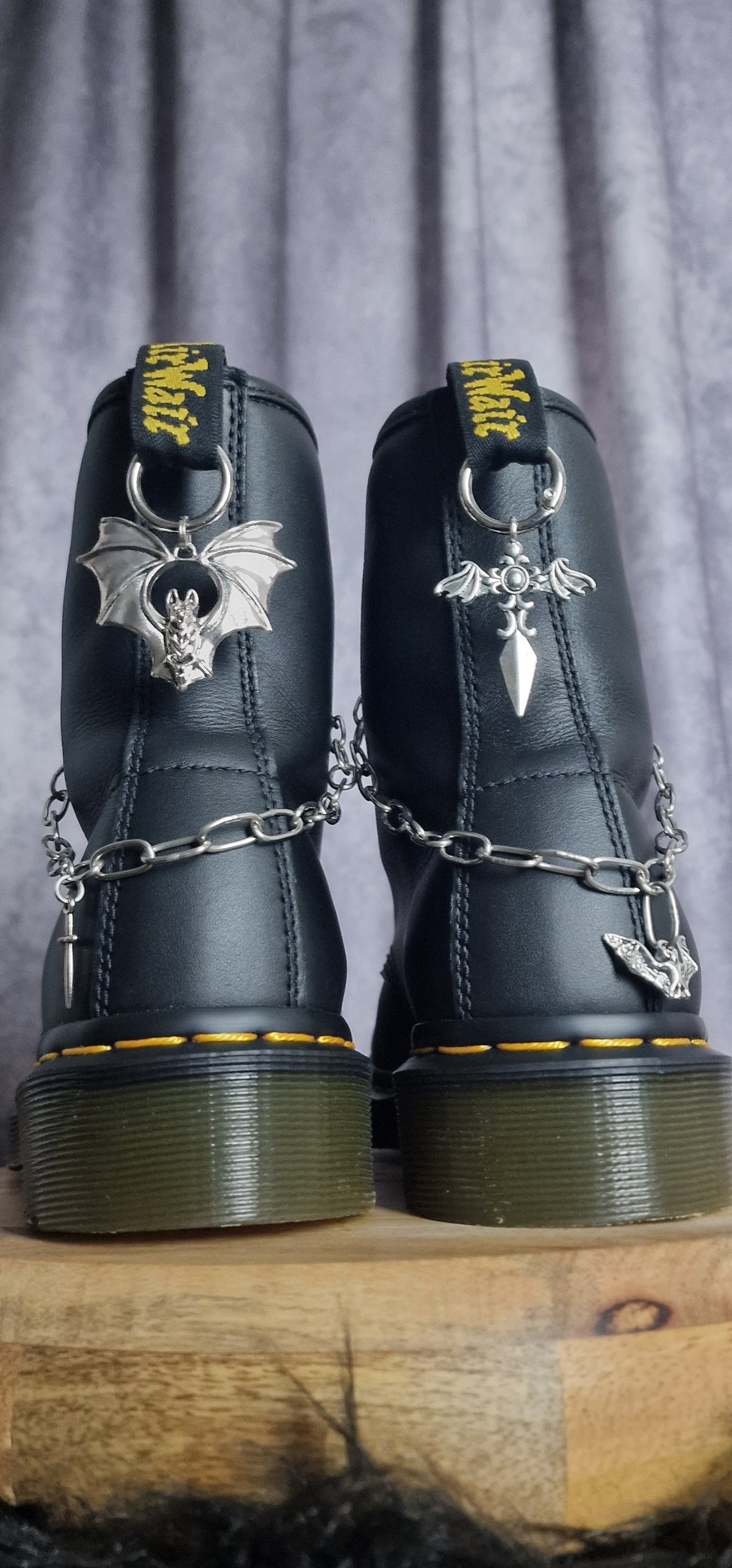Bijoux chaînes sur brides arrière et lacets - Chauve-souris & dague