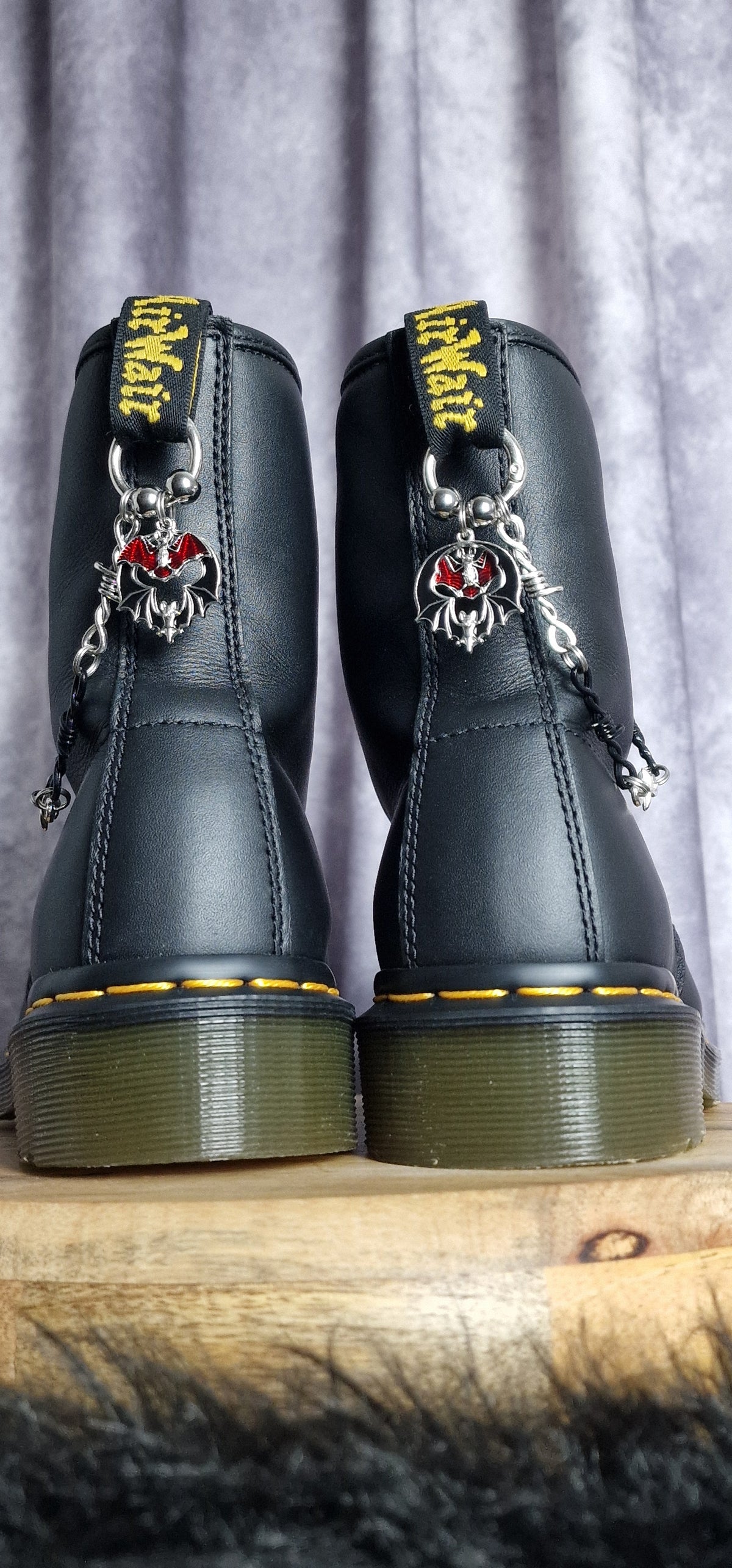 Bijoux chaînes sur brides arrière et lacets - Chauve-souris & barbelé