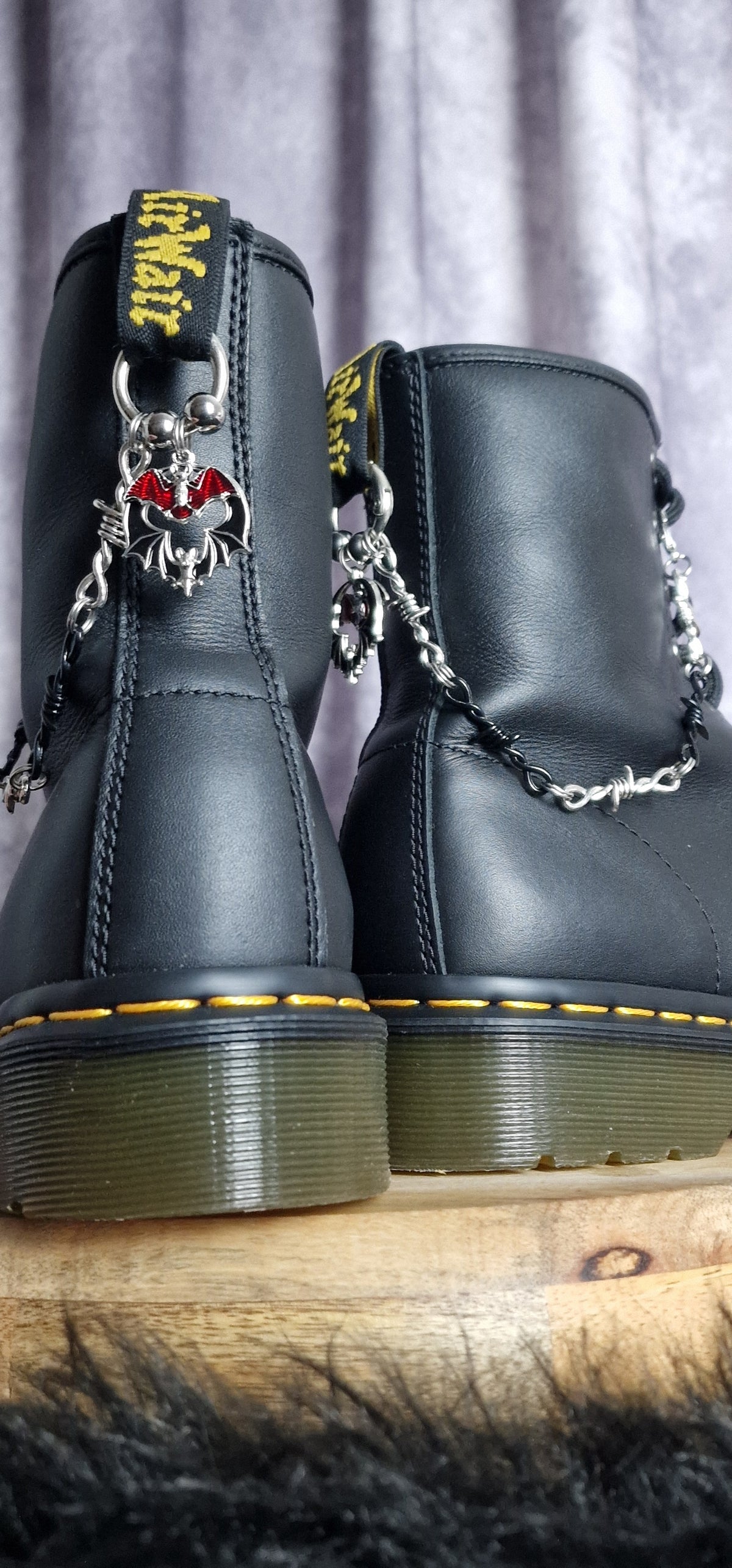 Bijoux chaînes sur brides arrière et lacets - Chauve-souris & barbelé