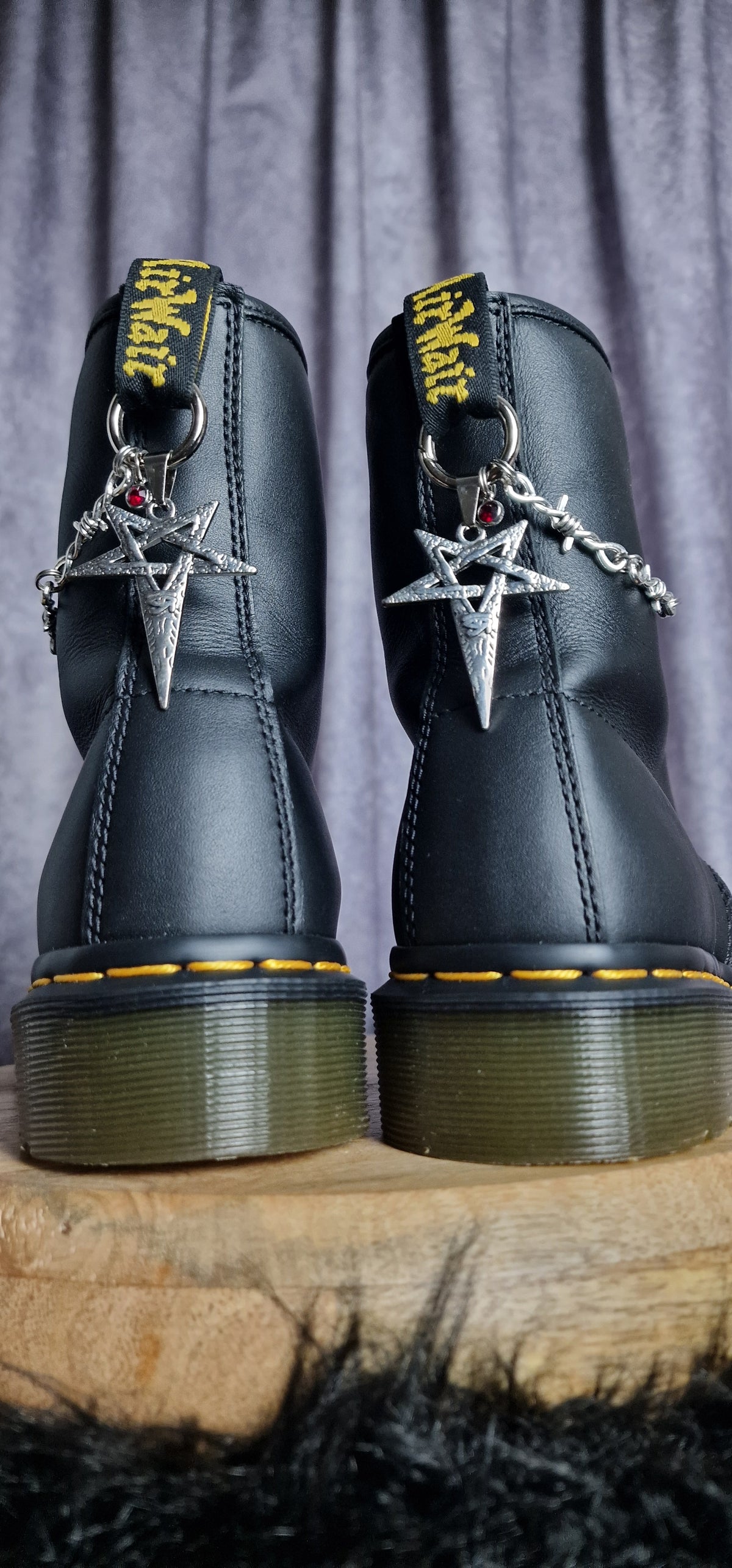 Bijoux chaînes sur brides arrière et lacets - Etoile & Strass